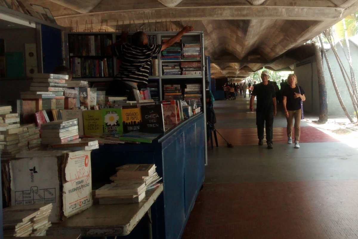 Libreros del pasillo de Ingeniería de la UCV se quedan sin clientes y sin textos