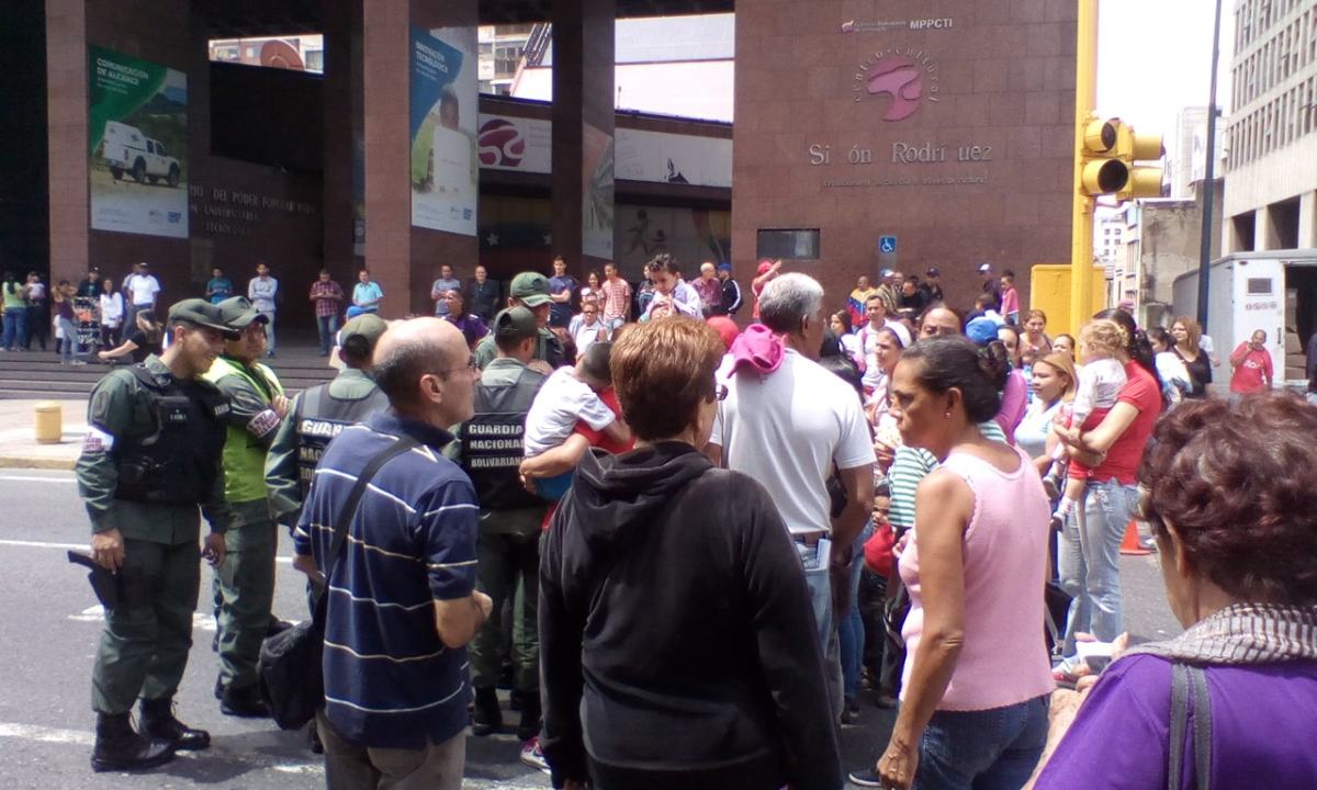 Damnificada de la torre El Chorro: “Si el Presidente quiere votos, nos tiene que dar la vivienda”