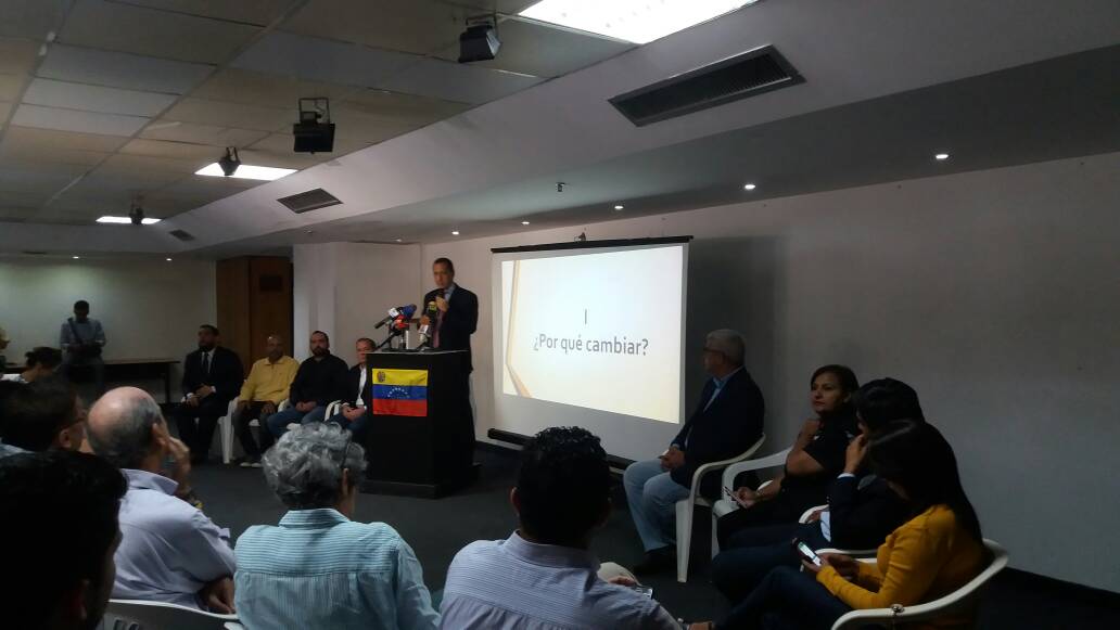 Proponen reforma cambiaria, aumento de producción petrolera y transferencias a los más pobres