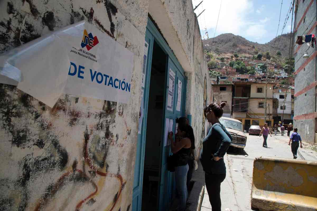 Resultados del 20-M complican gobernabilidad a Nicolás Maduro