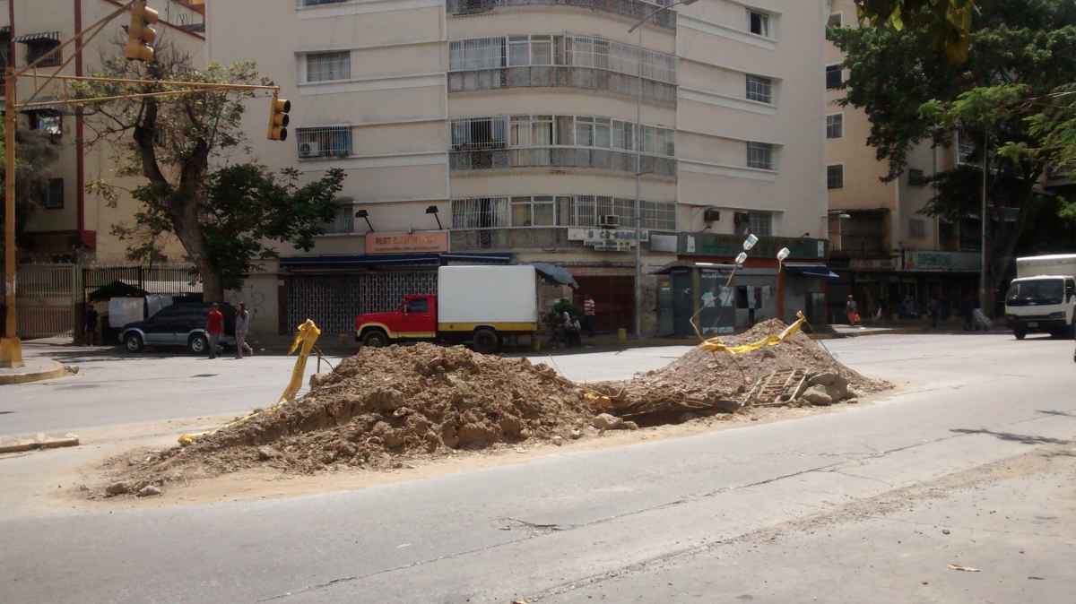 Megahueco en la avenida Victoria cumple un mes y la obra continúa inconclusa