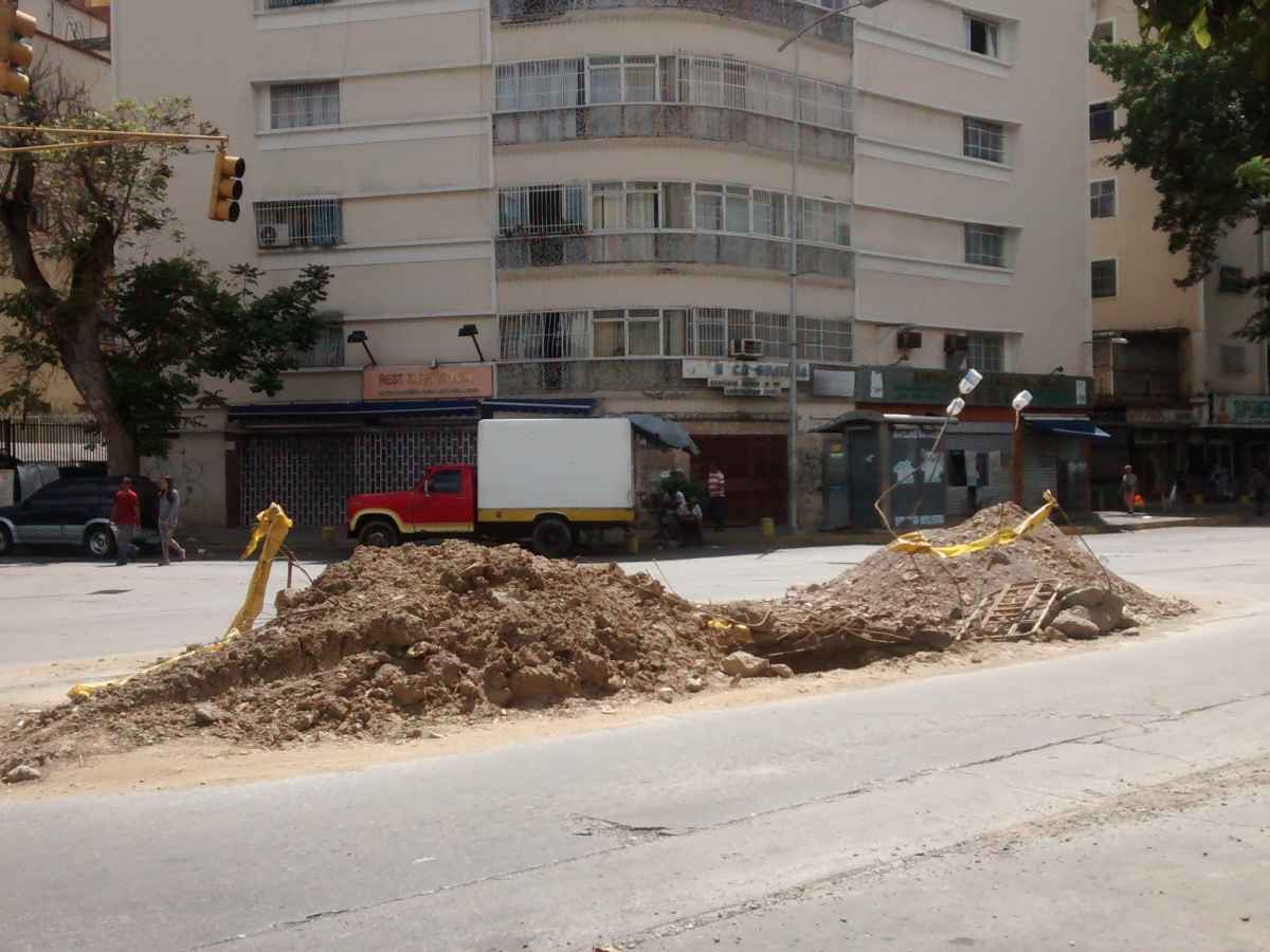 Megahueco en la avenida Victoria cumple un mes y la obra continúa inconclusa