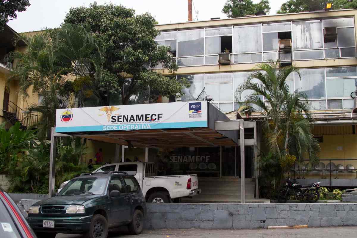 dentro de su casa/mujeres