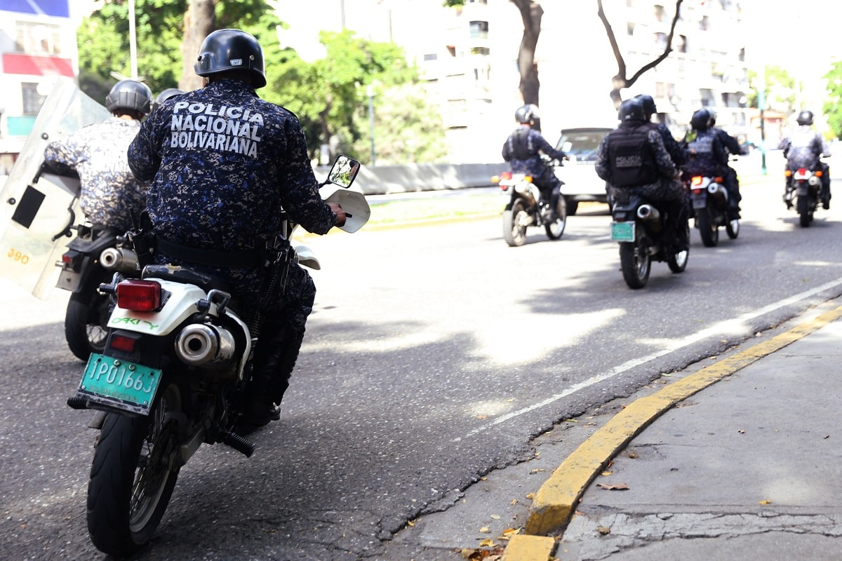 pnb | el cementerio/ dos hombres