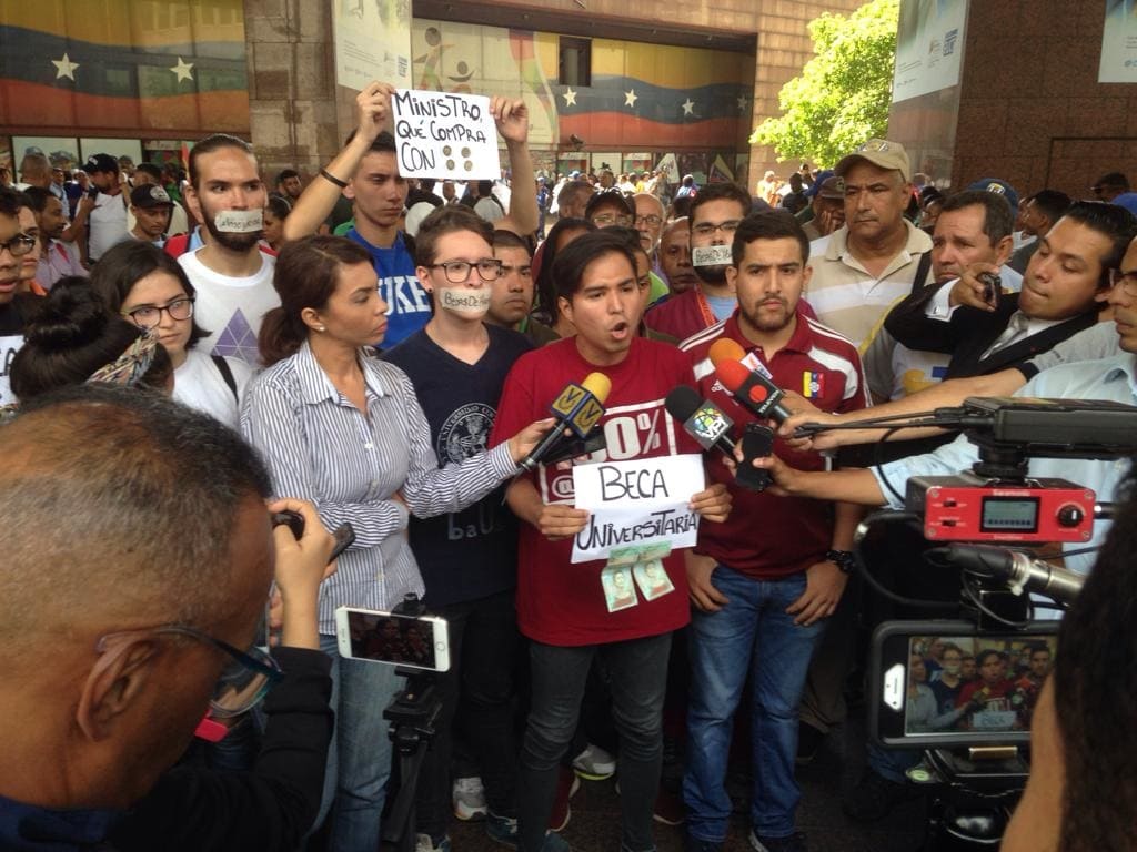 estudiantes piden aumento de becas