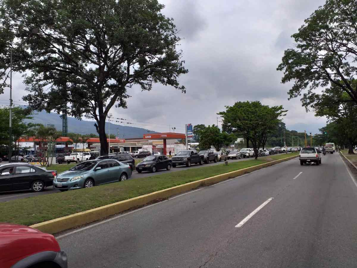 Colas para cargar gasolina en Valencia