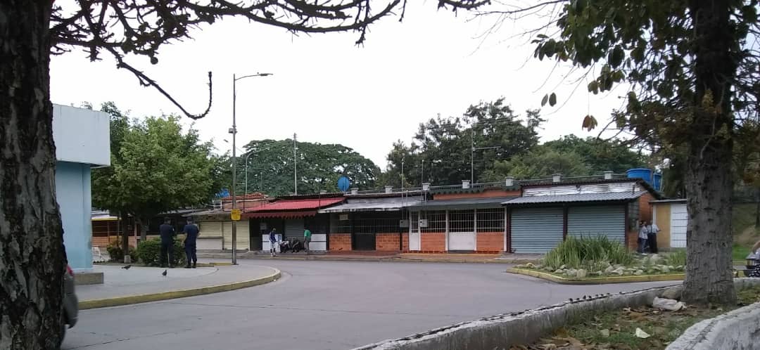 Comercios cerrados en Hospital Central de Maracay