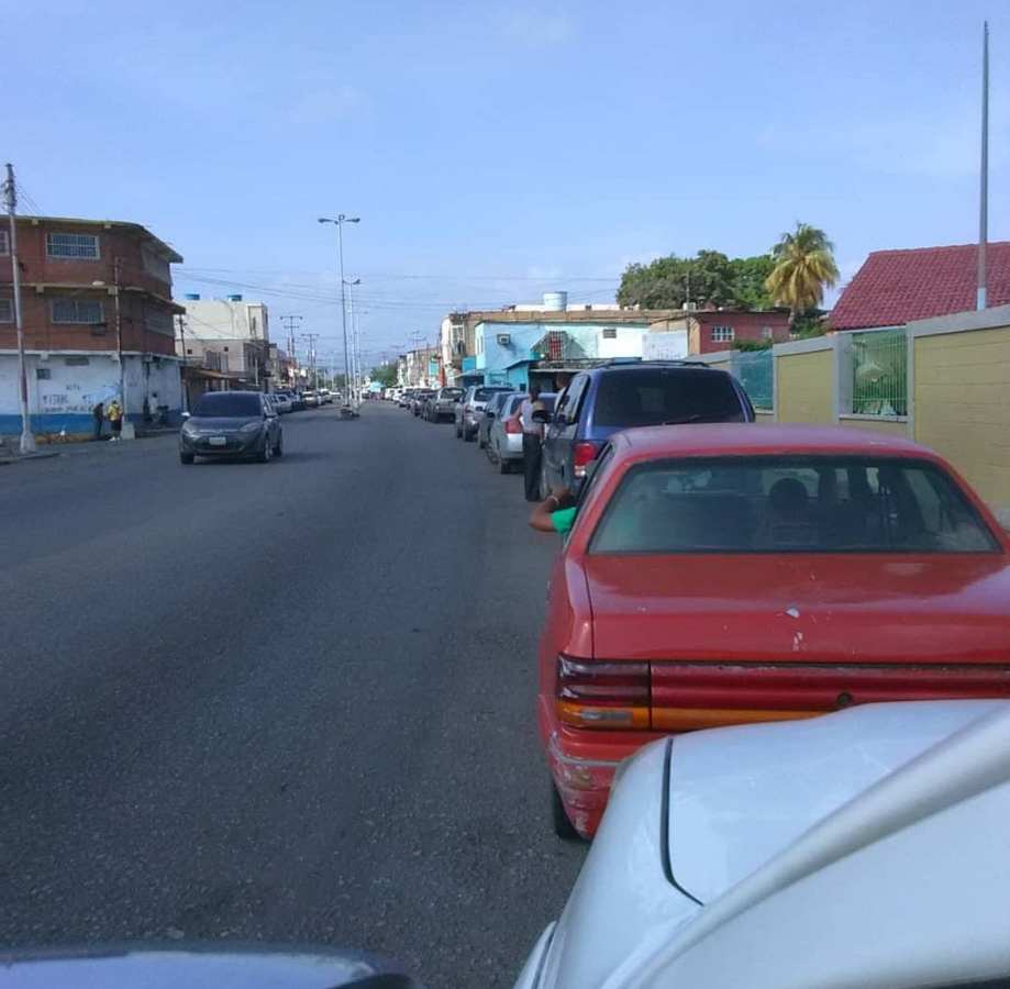 largas colas por gasolina en Barcelona