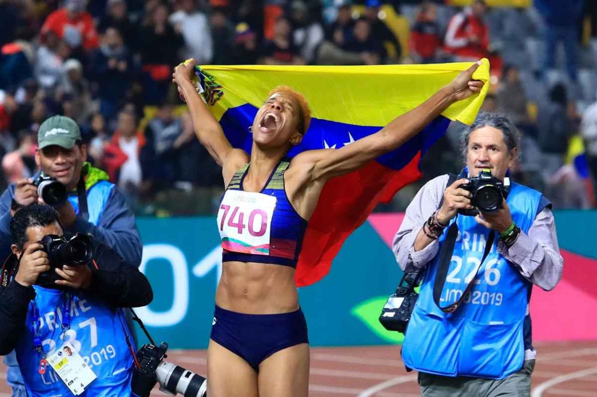 Díaz y Rojas mejoran posición criolla en el medallero