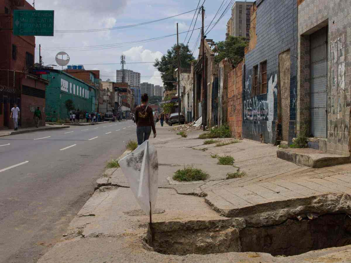 100 vías destruidas