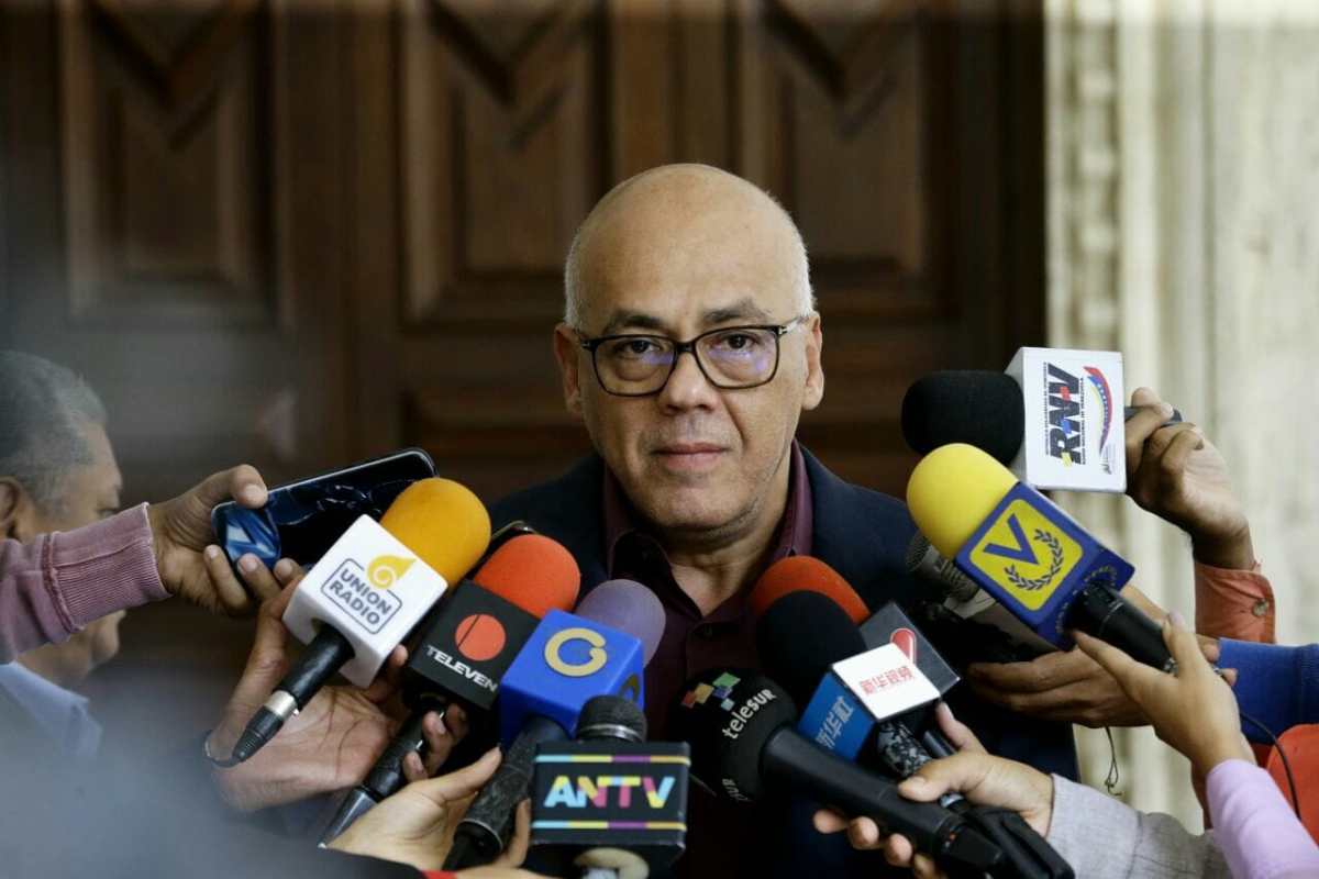 trabajador de la embajada