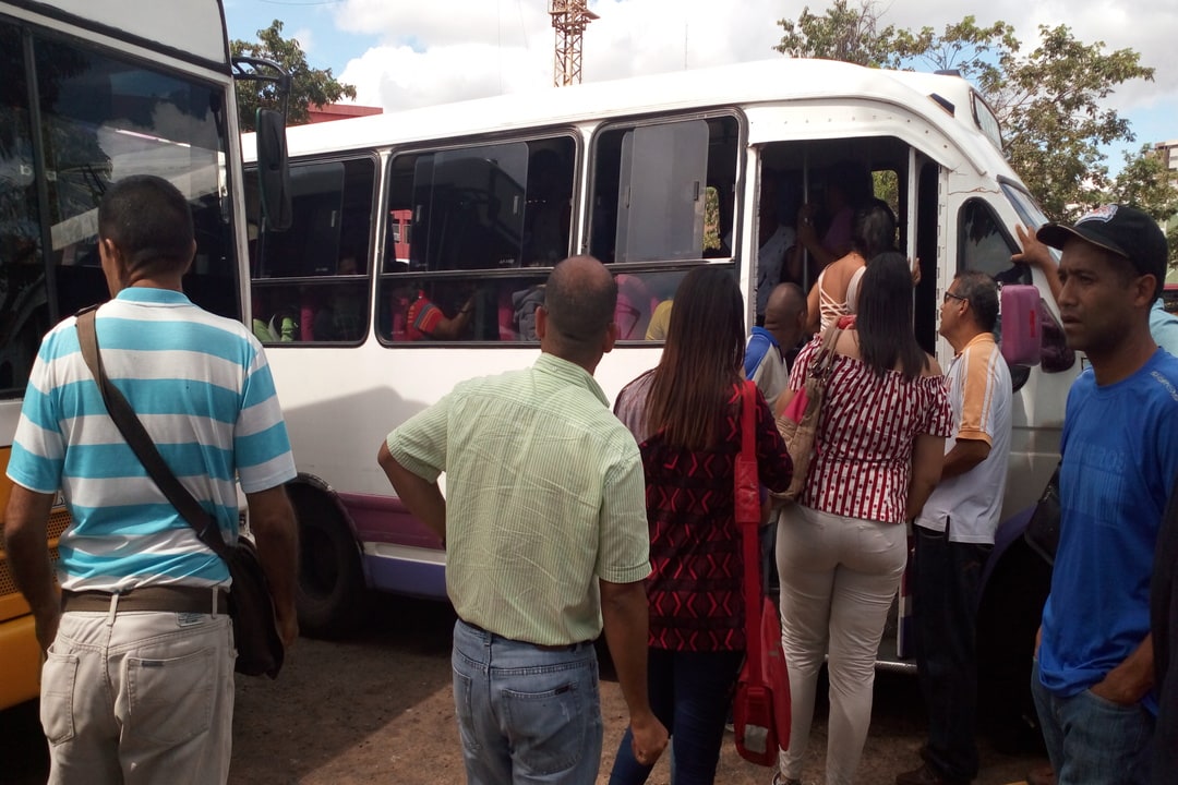 Falta de combustible y de repuestos mantiene al 80 % del transporte en Guayana paralizado