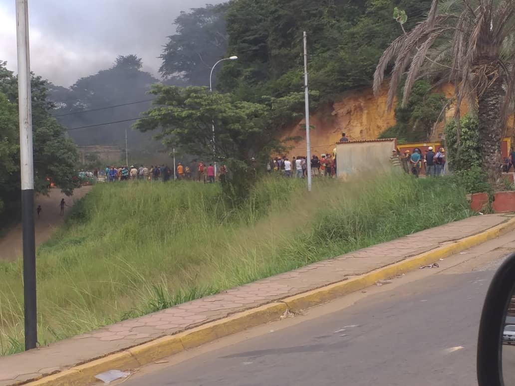 Mineros de El Callao cerraron troncal 10 en protesta contra cuerpos de ...