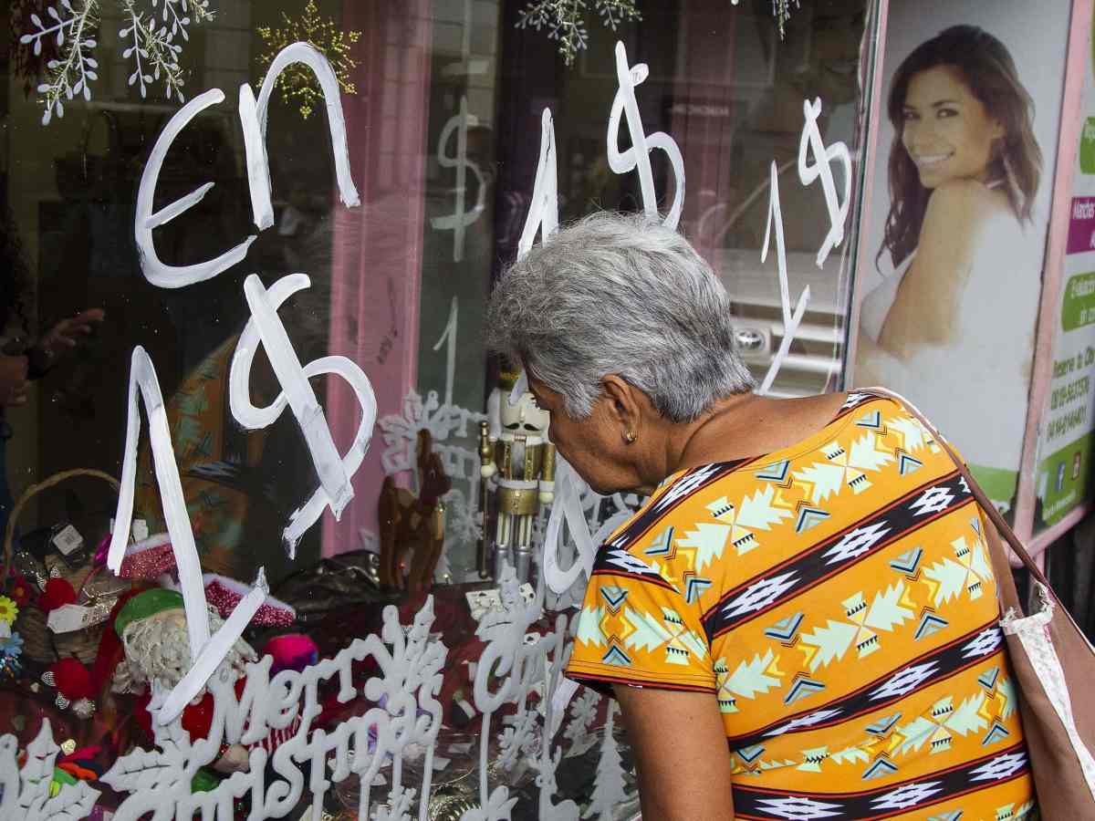 Economista Luis Crespo: la dolarización le pone una camisa de fuerza al endeudamiento público