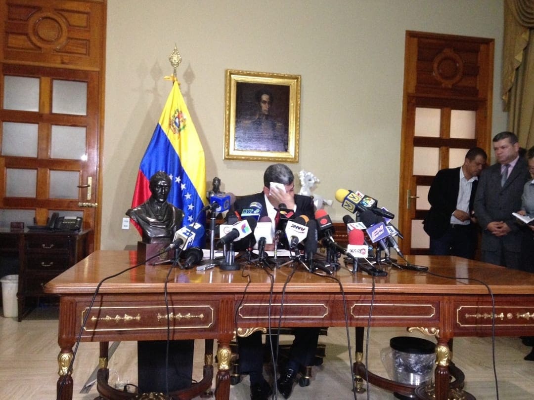 luis parra califica de "chismes"