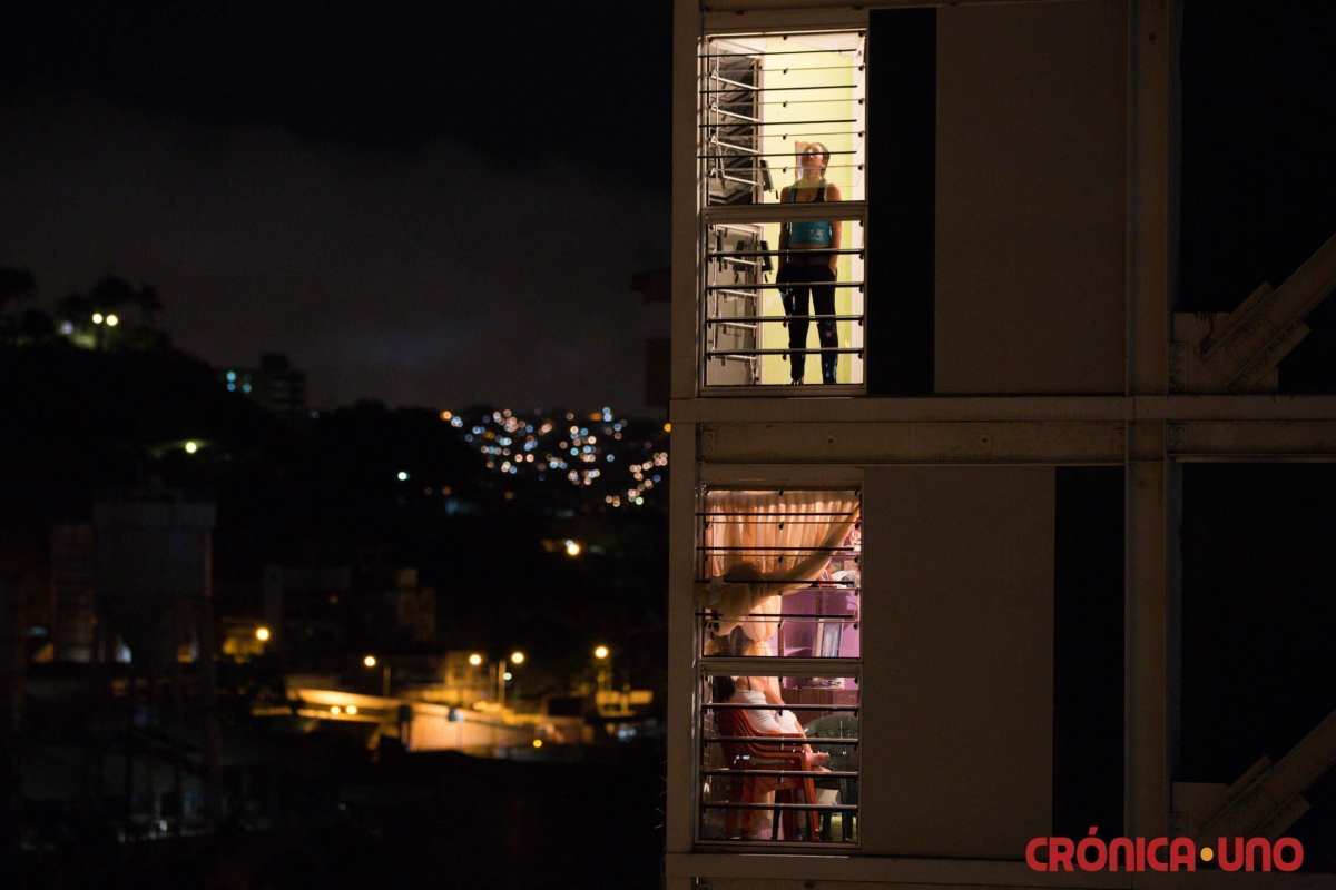 la cuarentena a través de una ventana