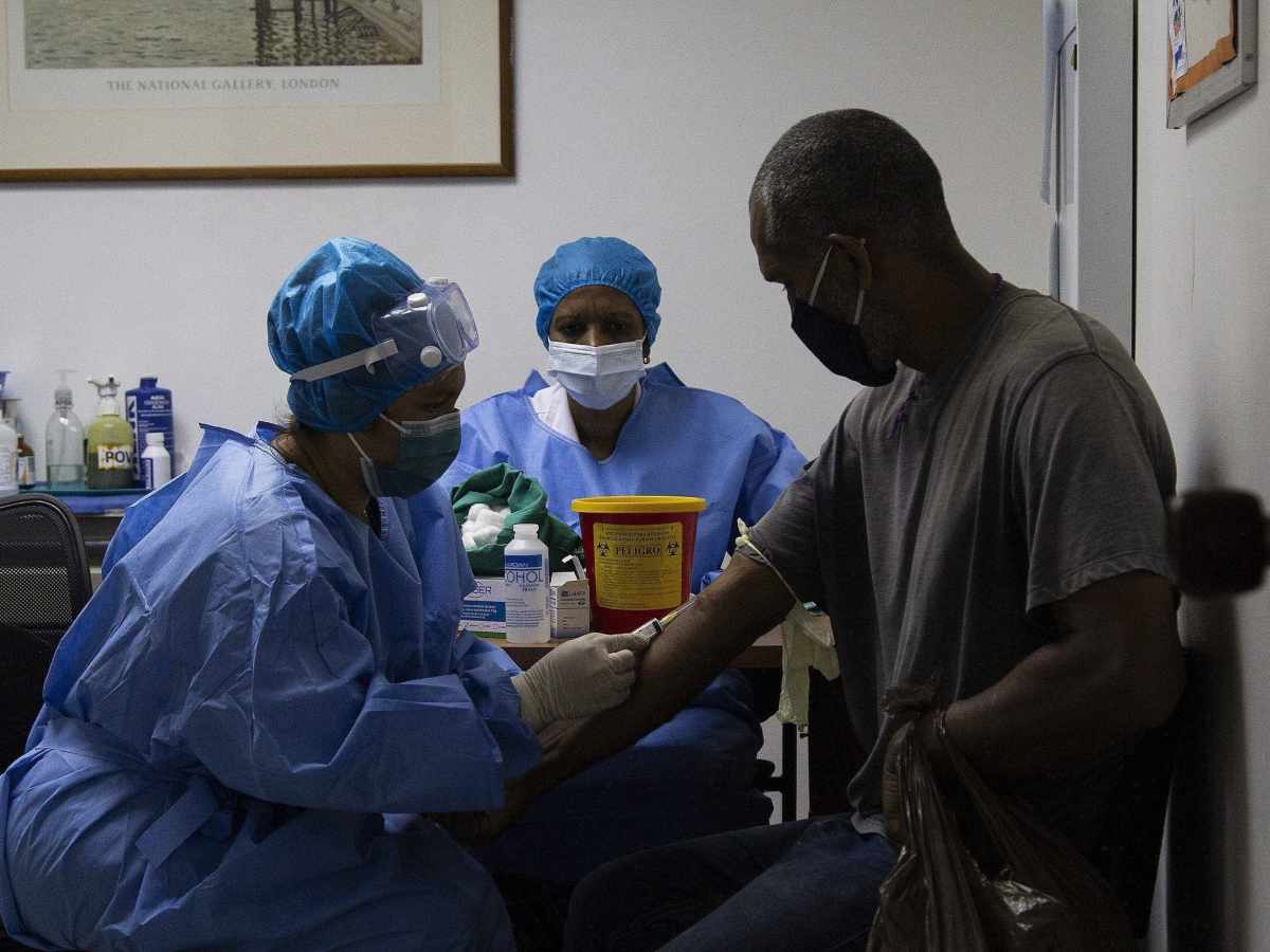 haciendo tapabocas-maduro