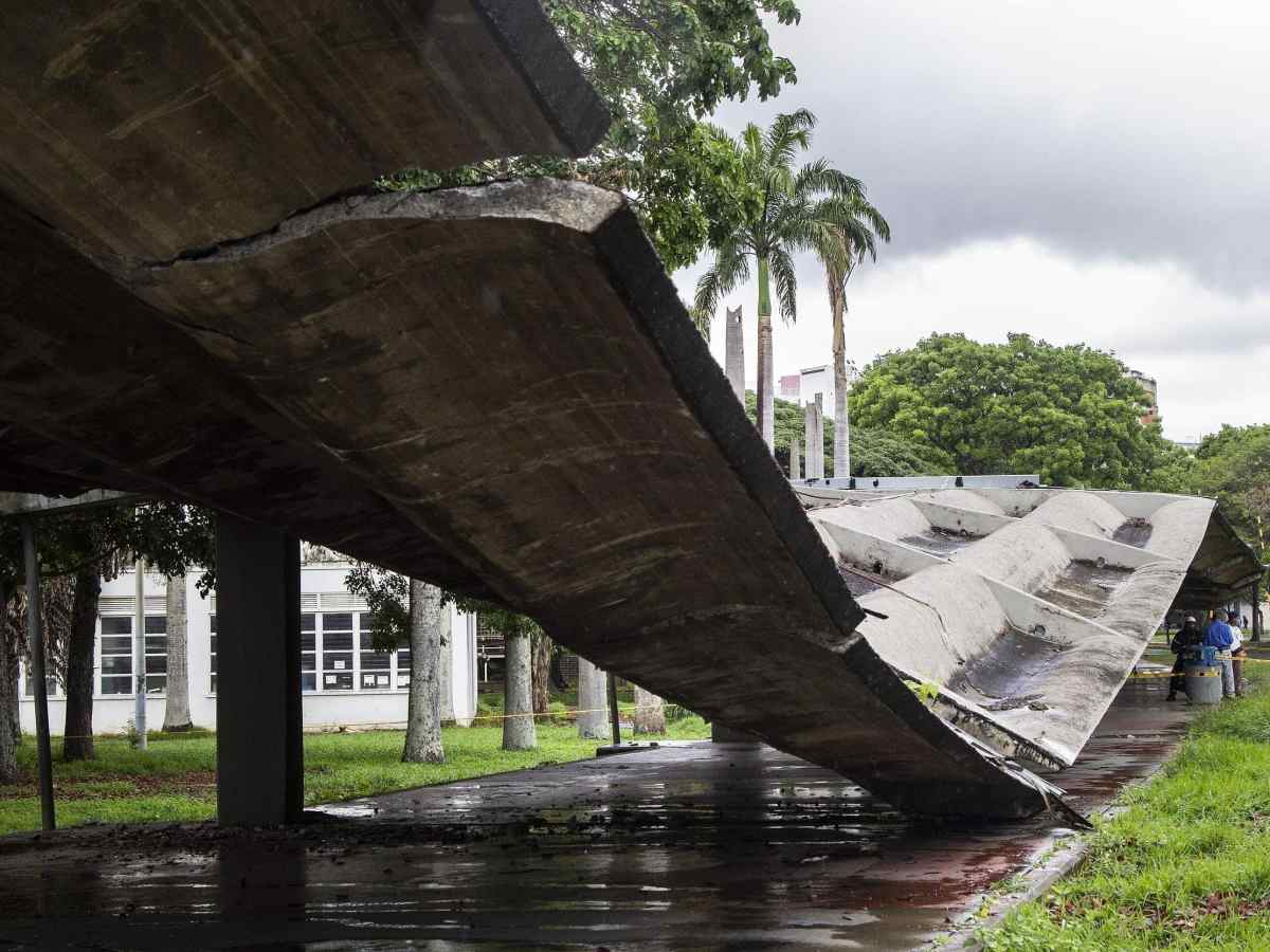pasillo de la UCV-colapso-decanos
