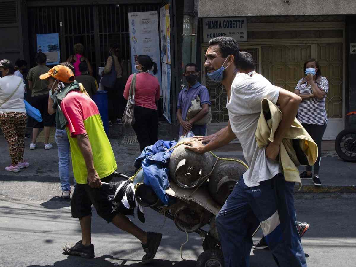 Sobreprecios y fallas digitales complican el acceso al gas doméstico en zonas populares de Caracas