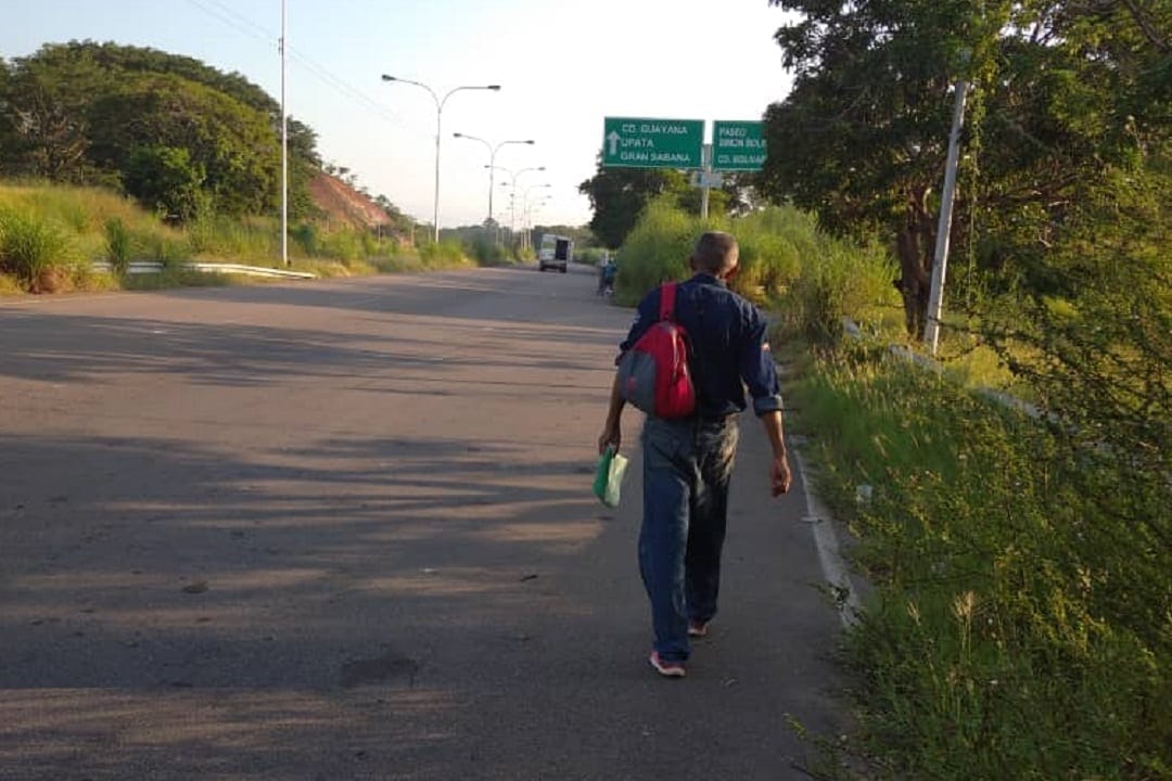 Trabajador de Sidor reclama su salario con caminata desde Ciudad Bolívar