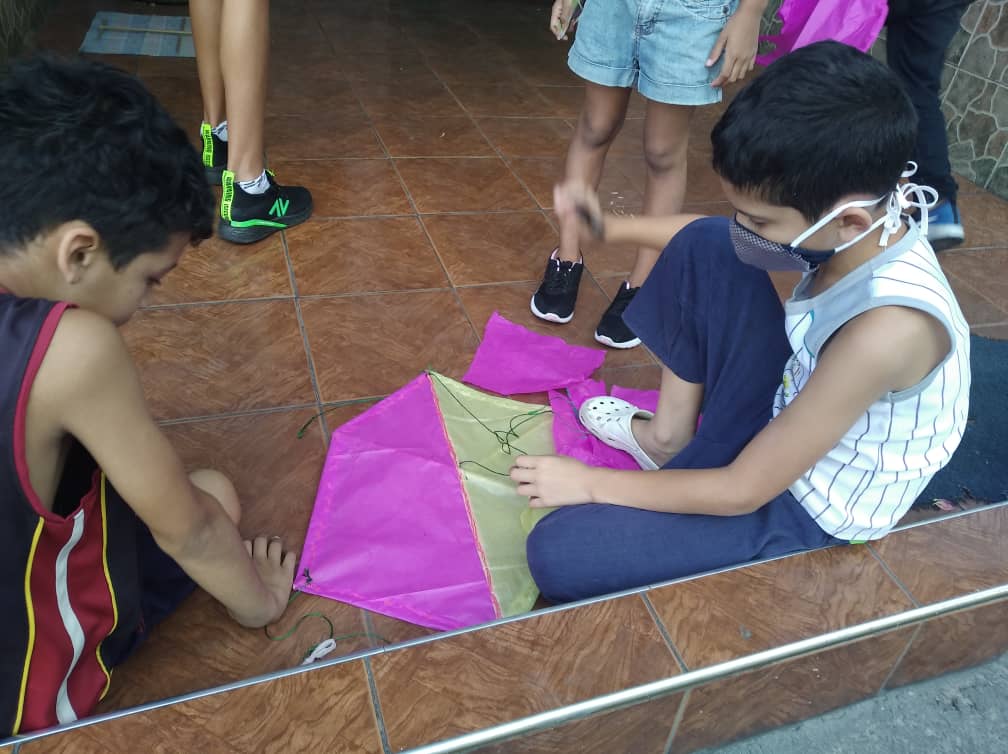 papagayos y pelótica de goma