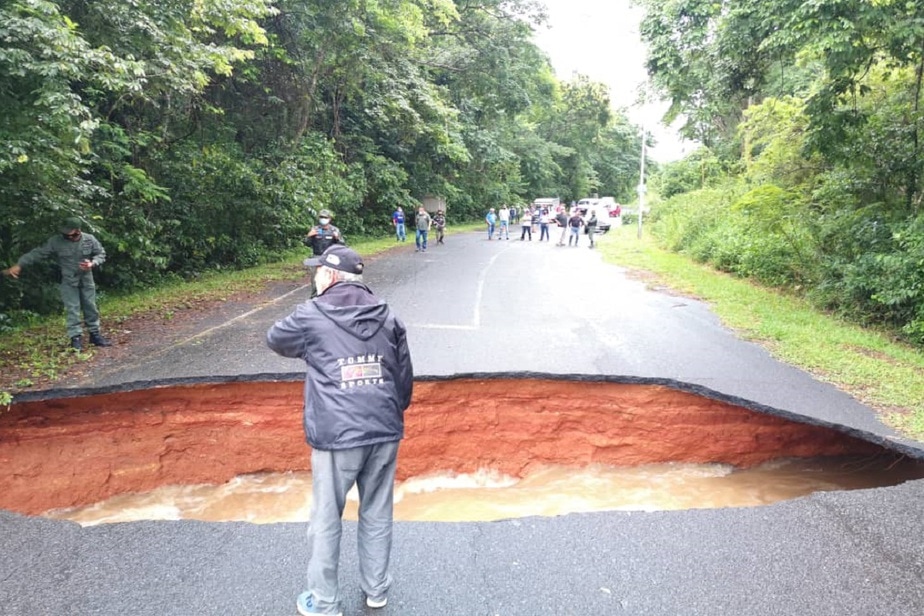 Derrumbes de carreteras incomunica a poblaciones de Campamento Guri y La Paragua