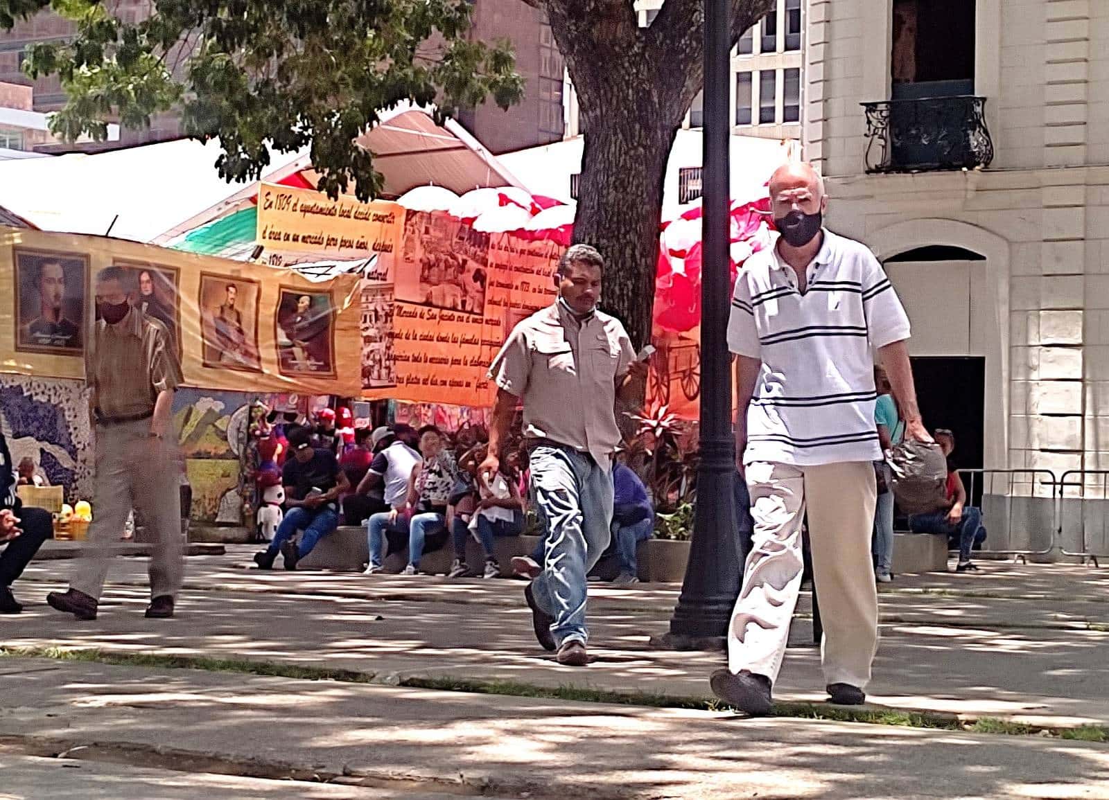 Adultos mayores en La Hoyada. Plaza El Venezolano