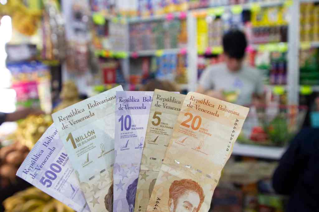 Economista Jesús Palacios prevé dólar a Bs. 950 e inflación superior a 190% para cierre de año