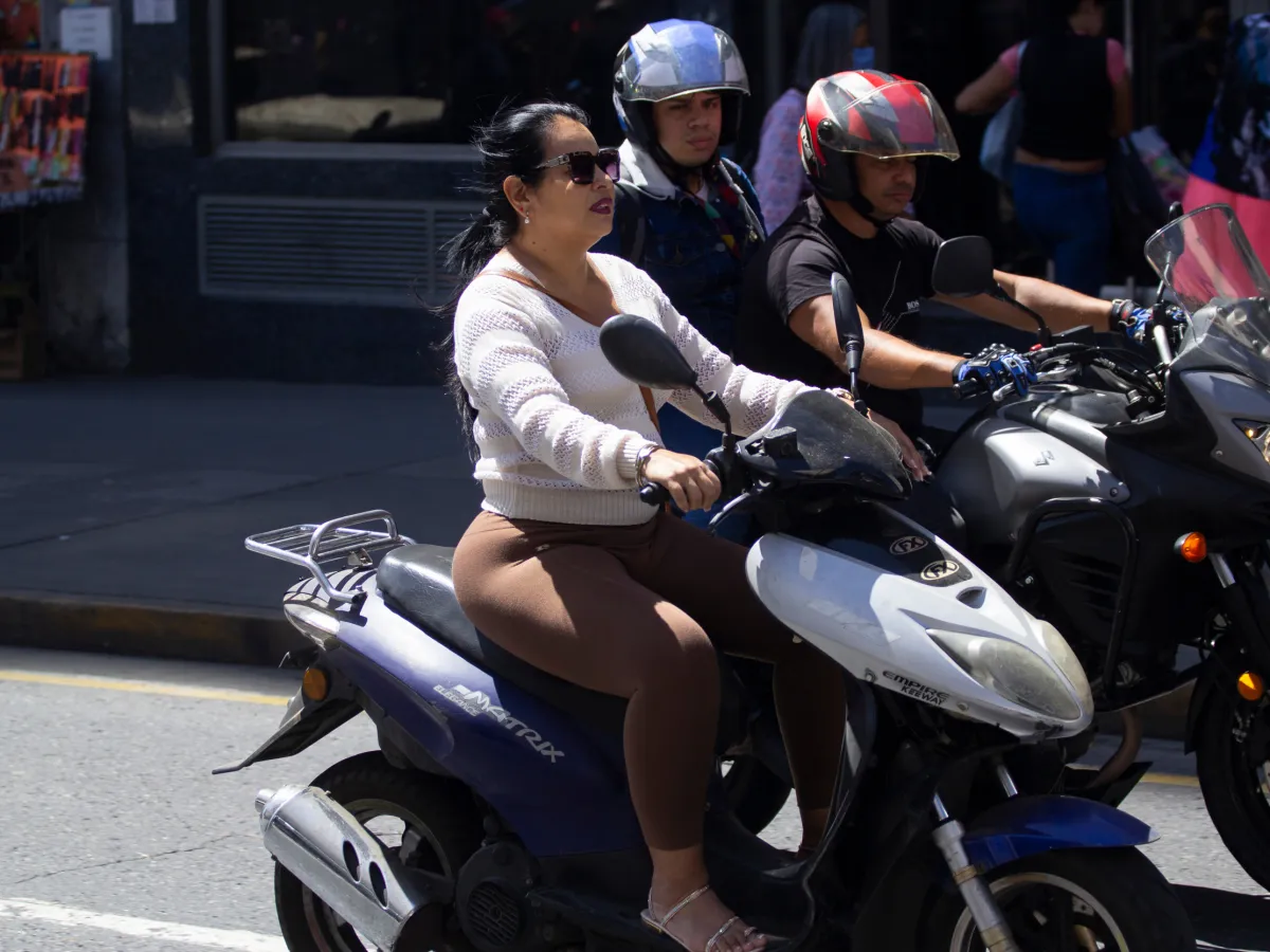 Mujeres en moto conquistan la movilidad urbana entre prejuicios y violencia vial
