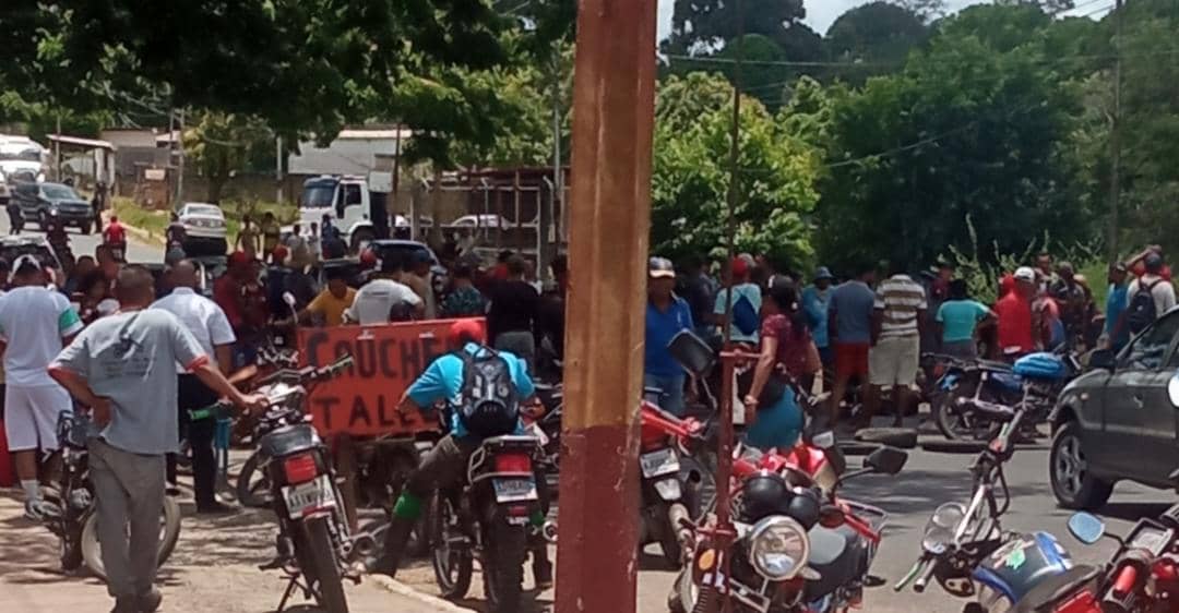 Autoridades mantienen silencio por protesta de mineros de Tumeremo en la troncal 10