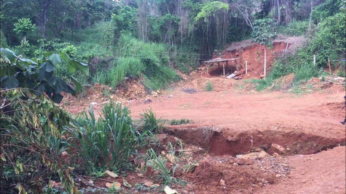 Tuits La víctima número 13 del derrumbe en una mina de El Callao fue un policía de Delta Amacuro. Estaba de vacaciones y aprovechó esos días libres para trabajar en la minería y tener unos mejores ingresos económicos. Además de la violencia minera, los mineros del sur de Bolívar se exponen a condiciones de trabajo no aptas. Entre 2019 y 2020 hubo cuatro derrumbes de minas en El Callao. Recientemente 13 personas murieron tras un alud