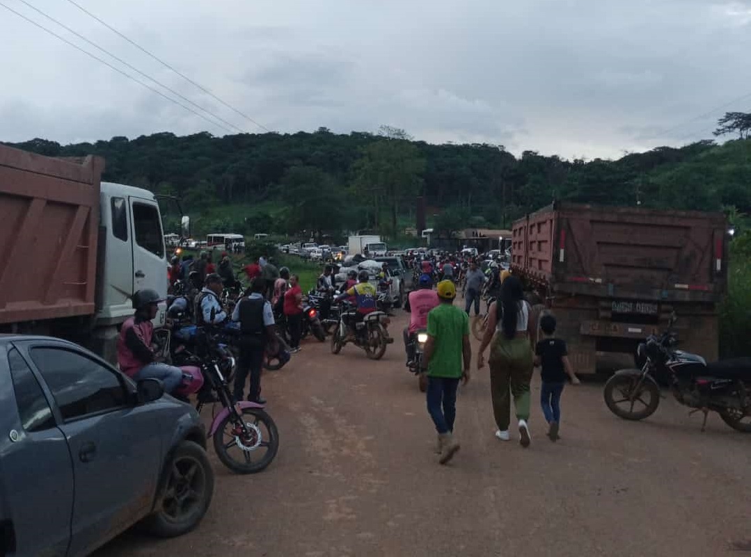 Mineros de El Callao cumplen tres días de protesta en la troncal 10