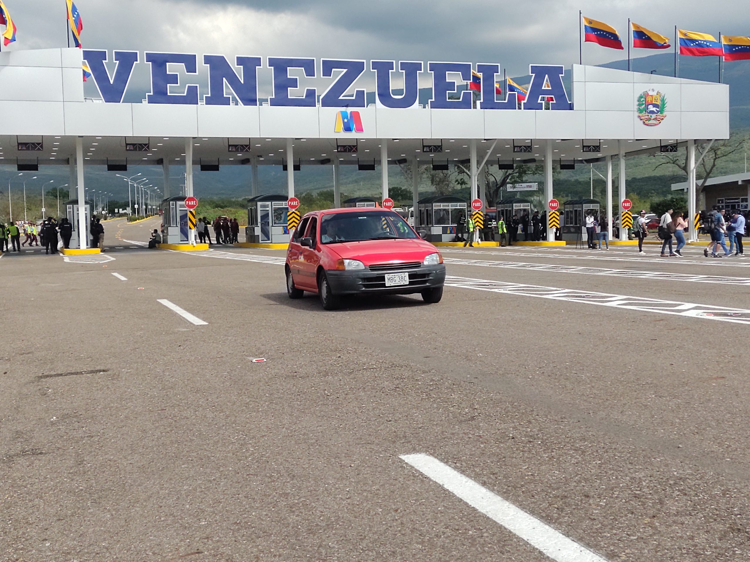 Exigen investigar presuntas extorsiones a venezolanos que cruzan en carro a Colombia