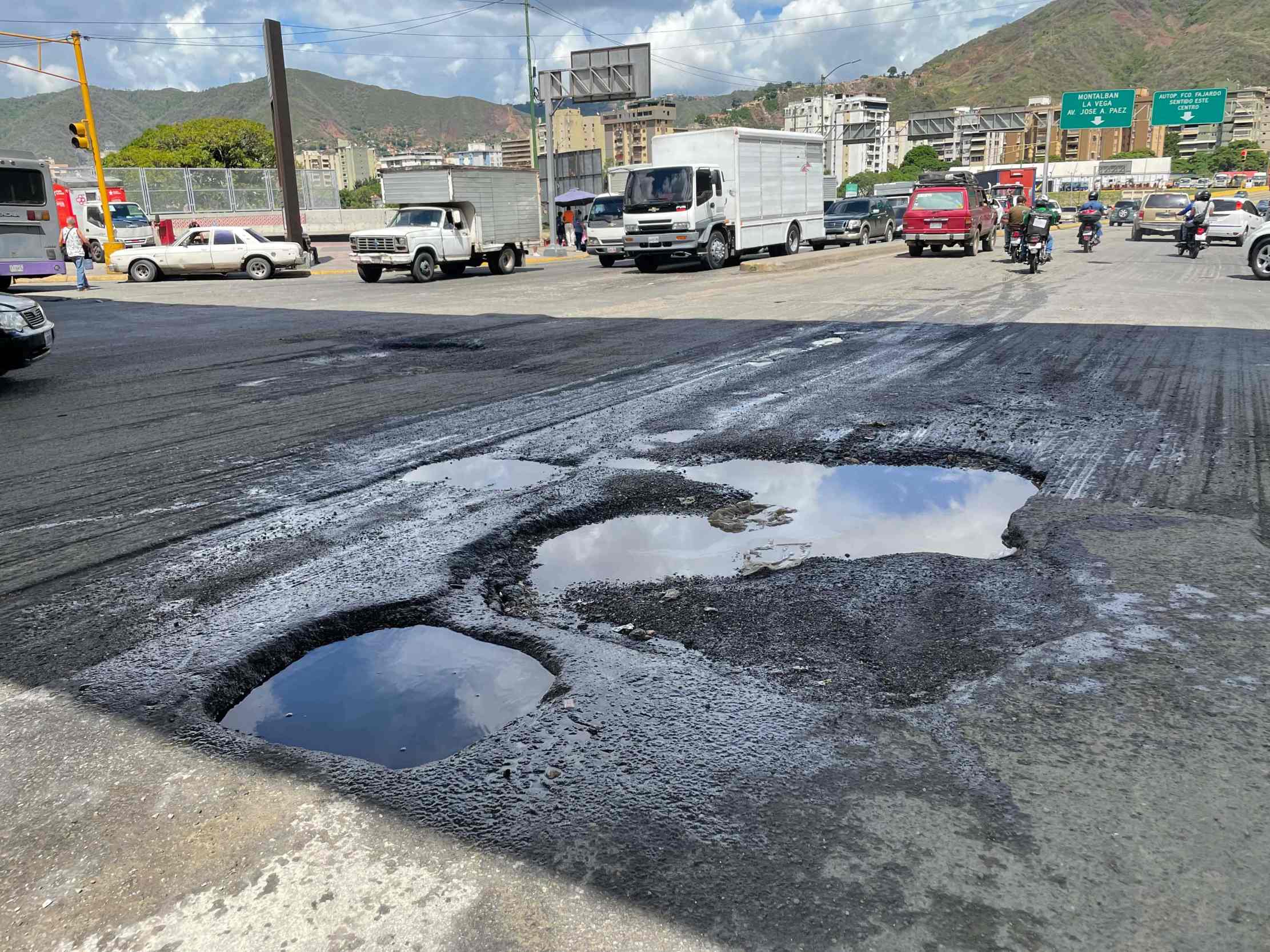 Botes de agua y huecos dañan las calles de El Junquito