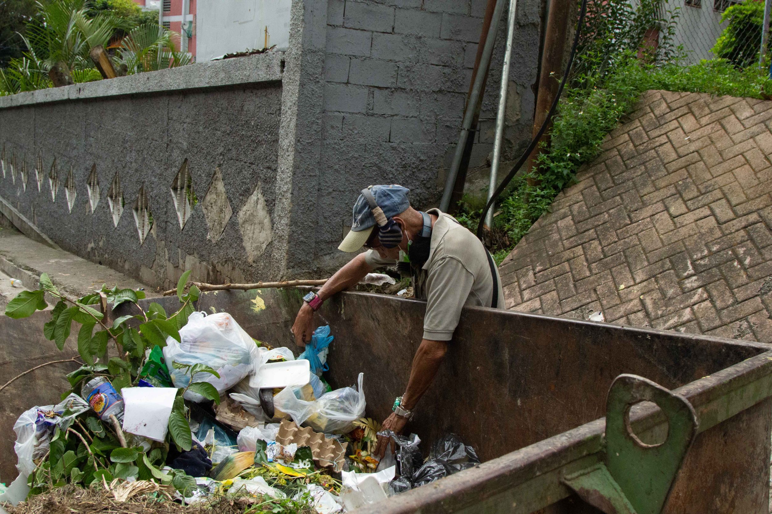 El retiro de contenedores agrava la crisis de basura en zonas populares de Caracas