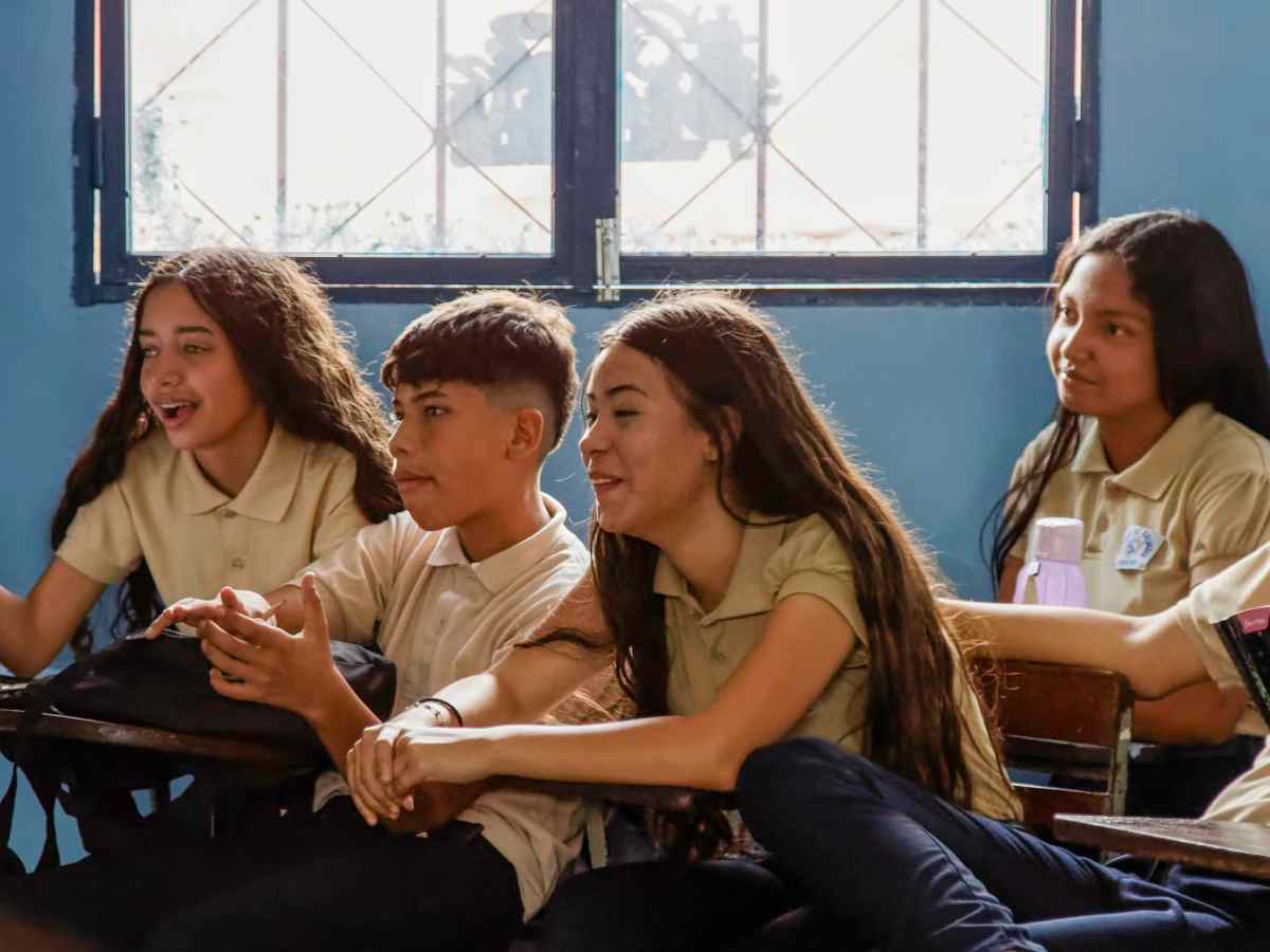 La sobreexposición a pantallas profundiza la crisis de comprensión lectora en niñas, niños y adolescentes