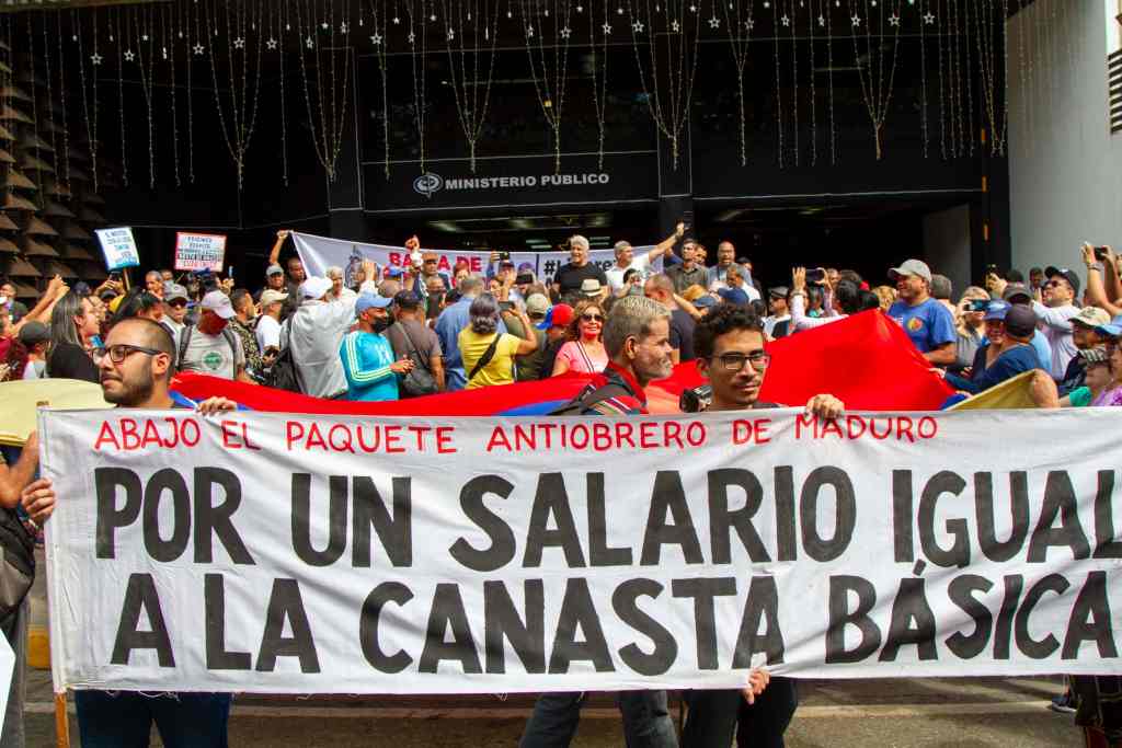 Delcy Rodríguez sustituye el sueldo legal con “ingreso mínimo” de $240 y pensiones de $70