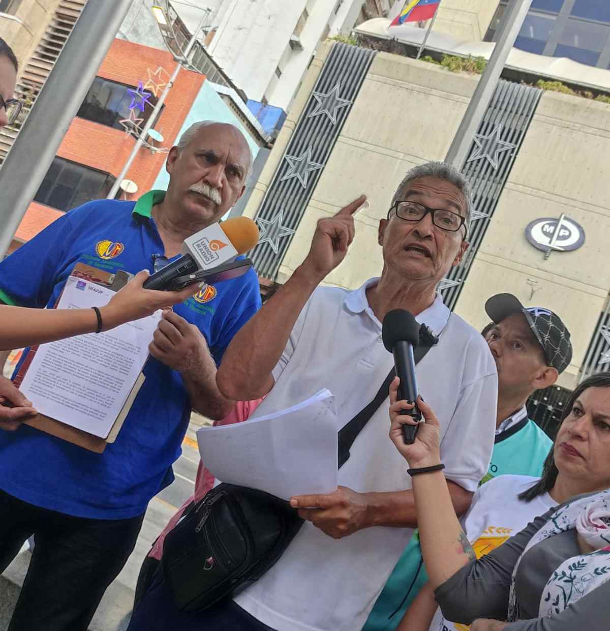 Trabajadores púbicos exigen pago de diciembre 2023. (Foto 5 enero 2024)