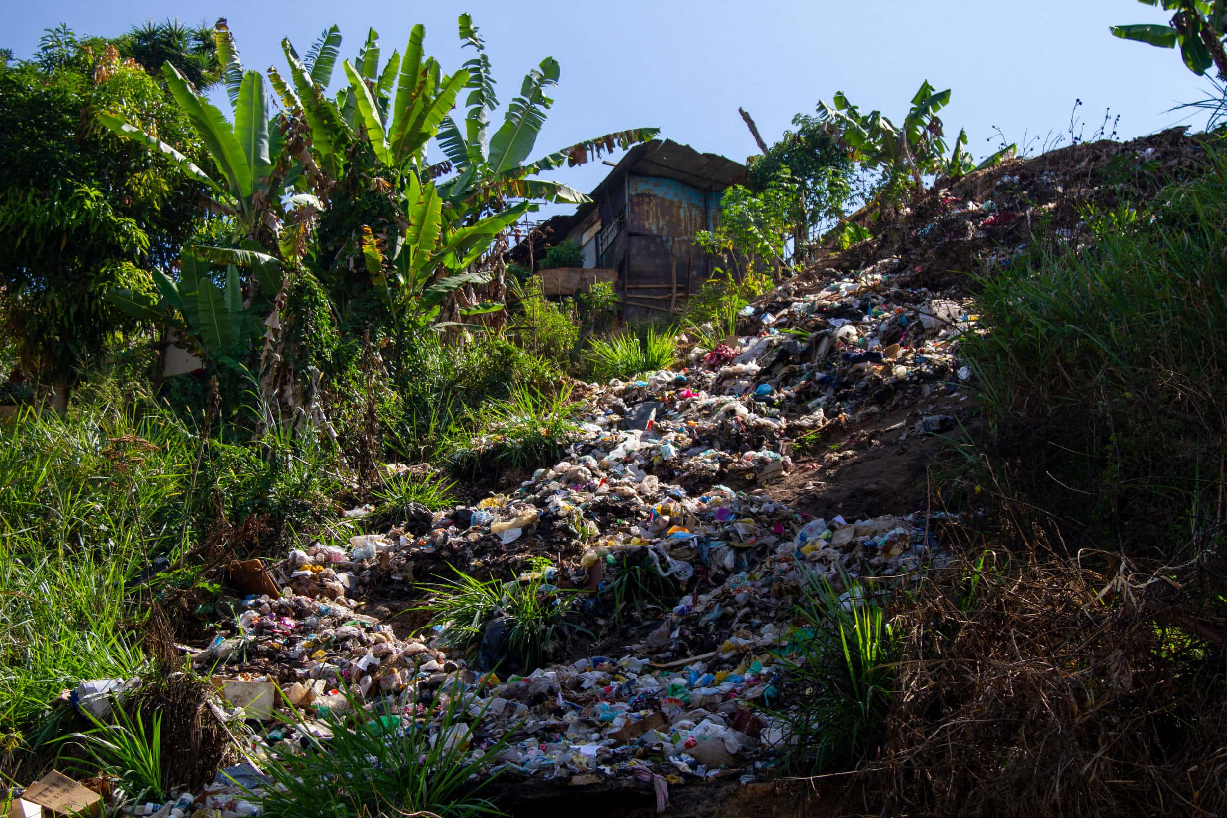 Quema de basura en El Junquito expone a vecinos a humo tóxico