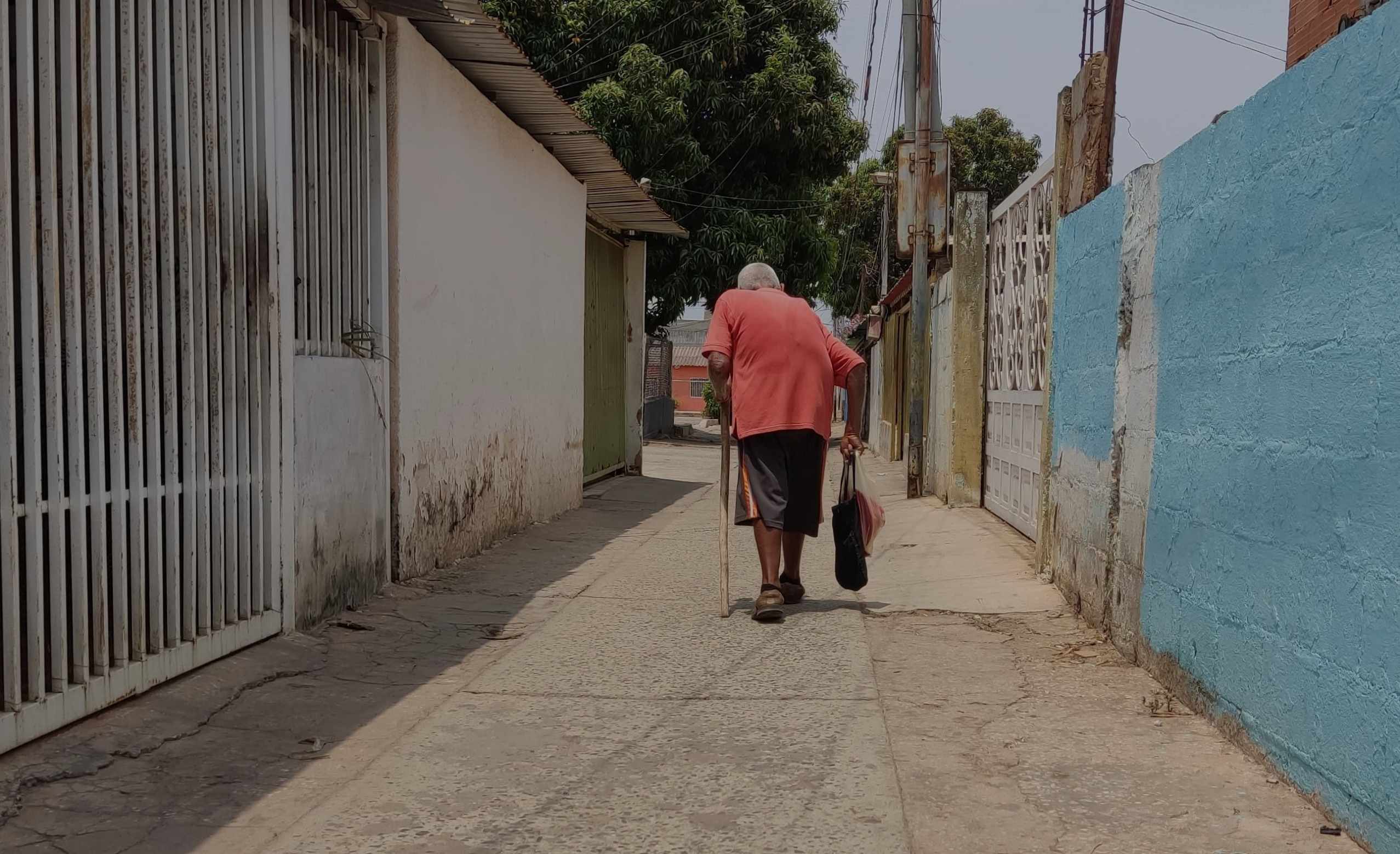 Jubilados dependen cada vez más de trabajos informales y remesas ante pensiones insuficientes