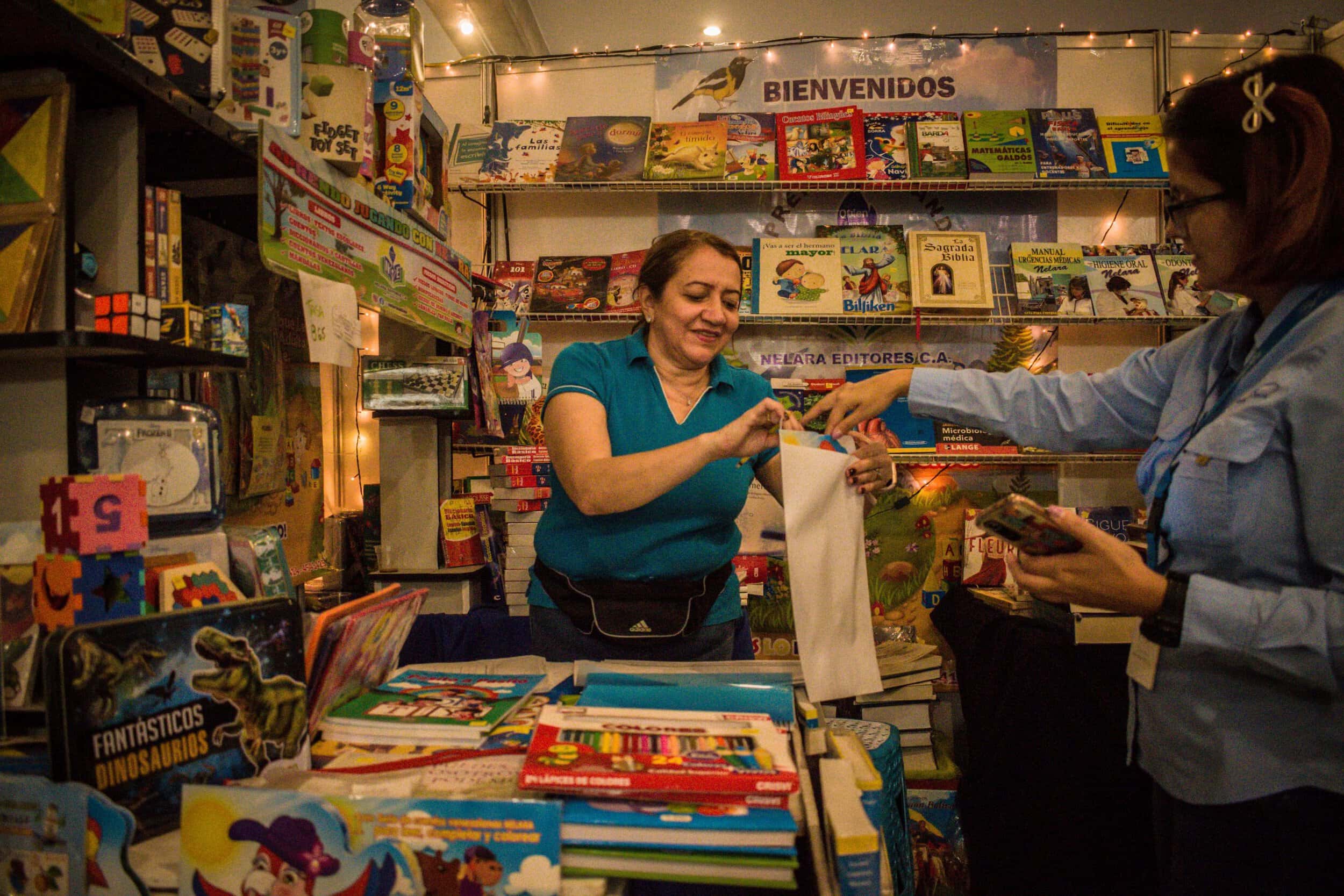 Emprendedores se las ingenian para fomentar la lectura con libros a bajo costo para celebrar este 23 de abril