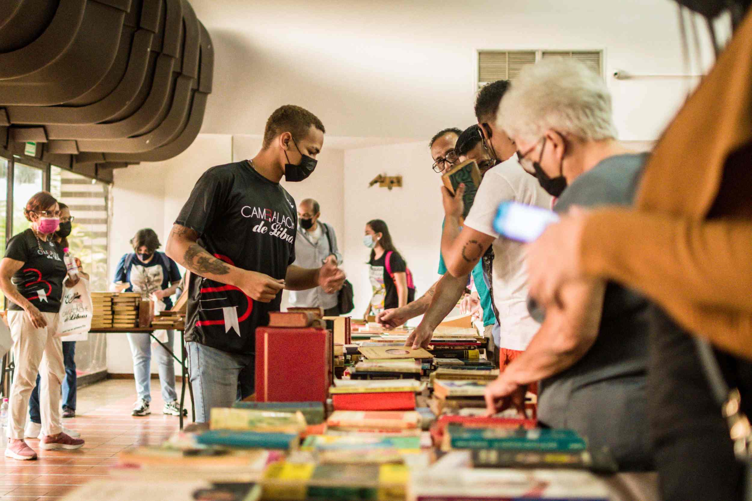Emprendedores se las ingenian para fomentar la lectura con libros a bajo costo para celebrar este 23 de abril 
