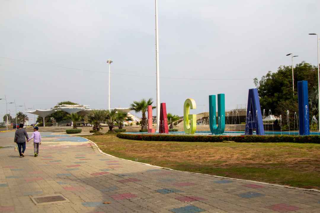 plaza, plaza bolívar, fuente, letras la guaira