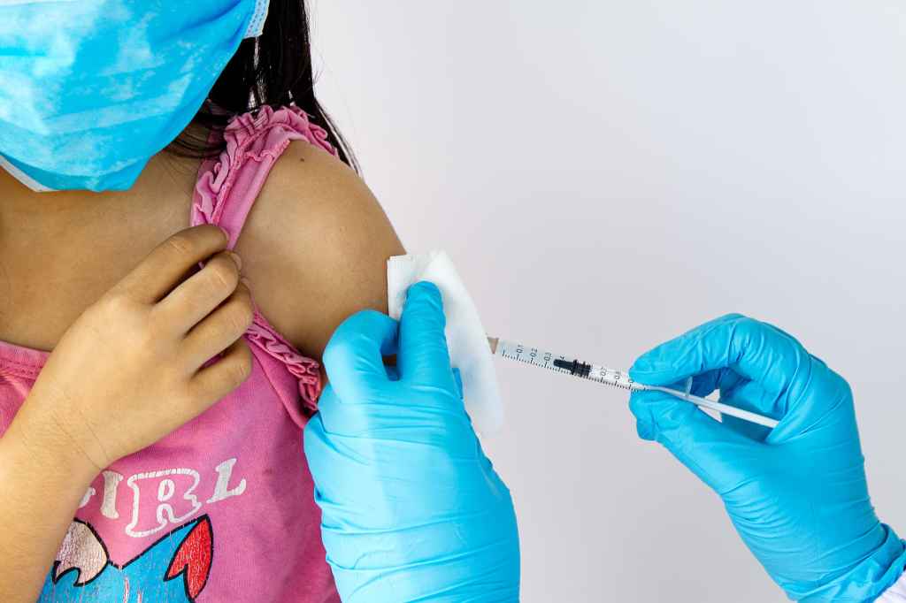 Escasez de vacunas esenciales aumenta riesgo de enfermedades prevenibles en niños y niñas