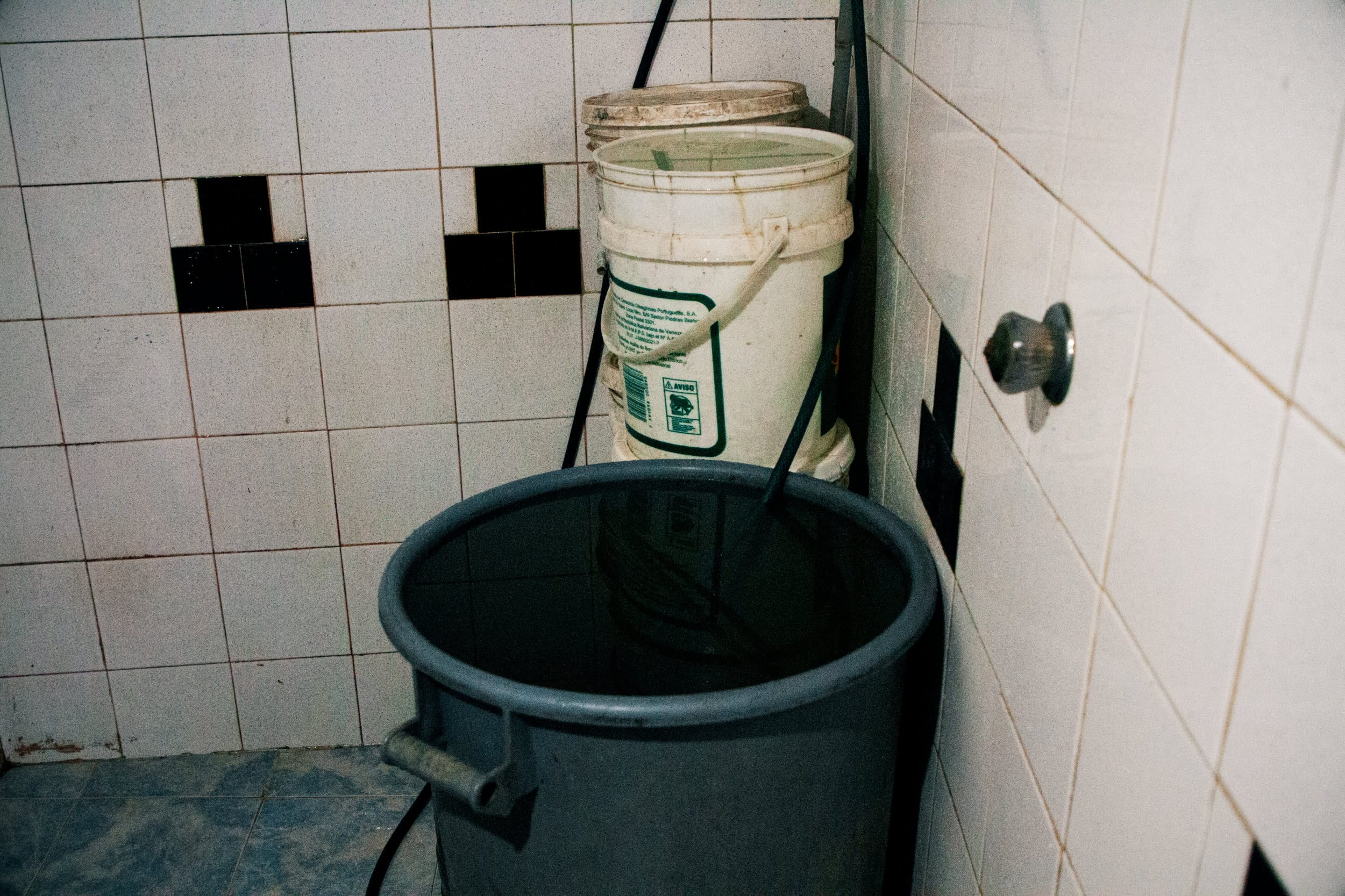 La Dolorita, Petare, agua, servicios