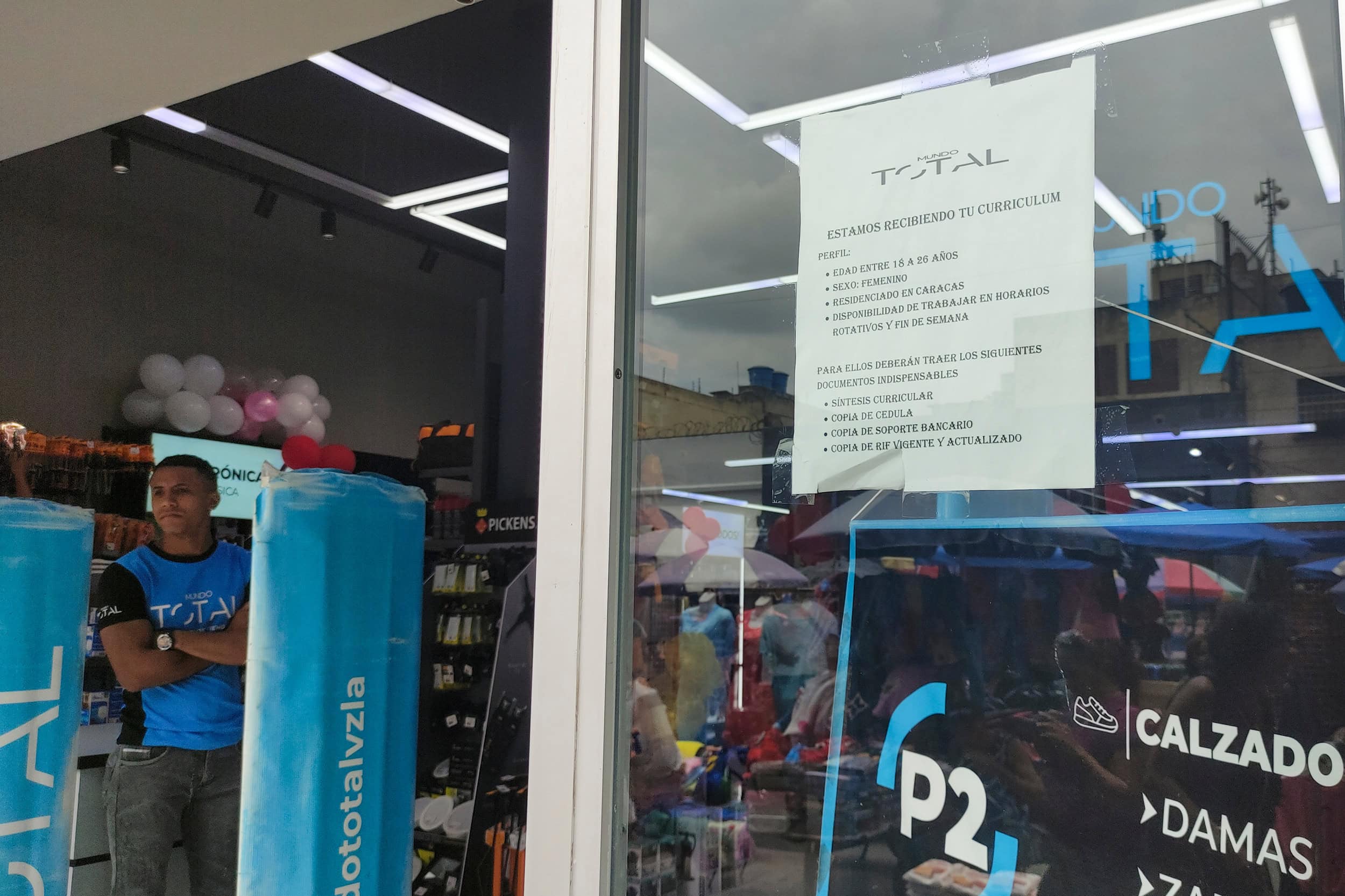 Jóvenes venezolanos buscan empleo con desesperación para sortear crisis económica