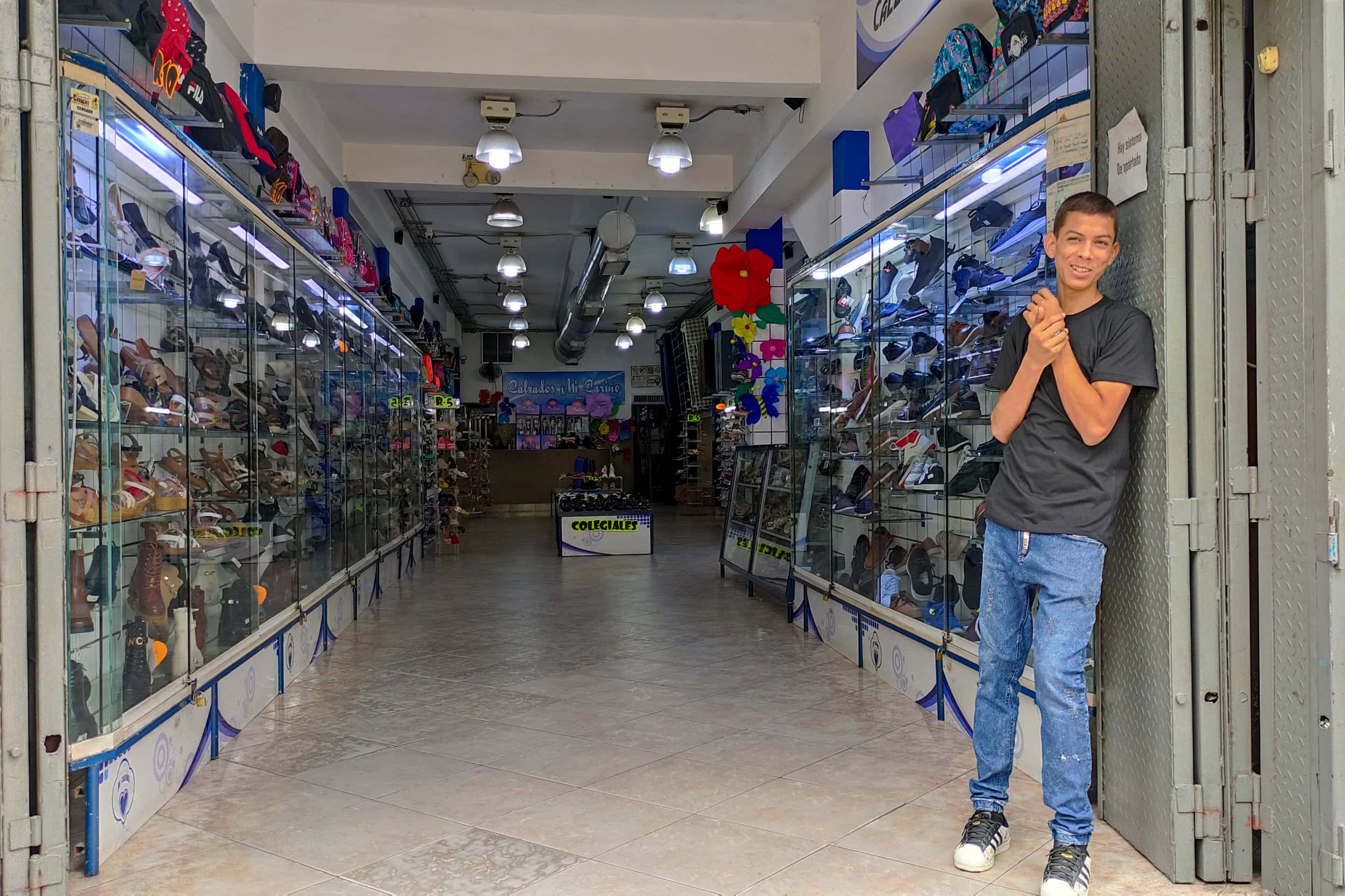 Jóvenes venezolanos buscan empleo con desesperación para sortear crisis económica