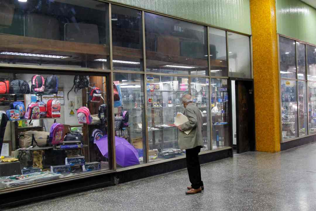 tiendas abiertas, artículos, bolsos, paraguas, pasaje zingg, centro comercial, edificio zingg, centro, centro de caracas