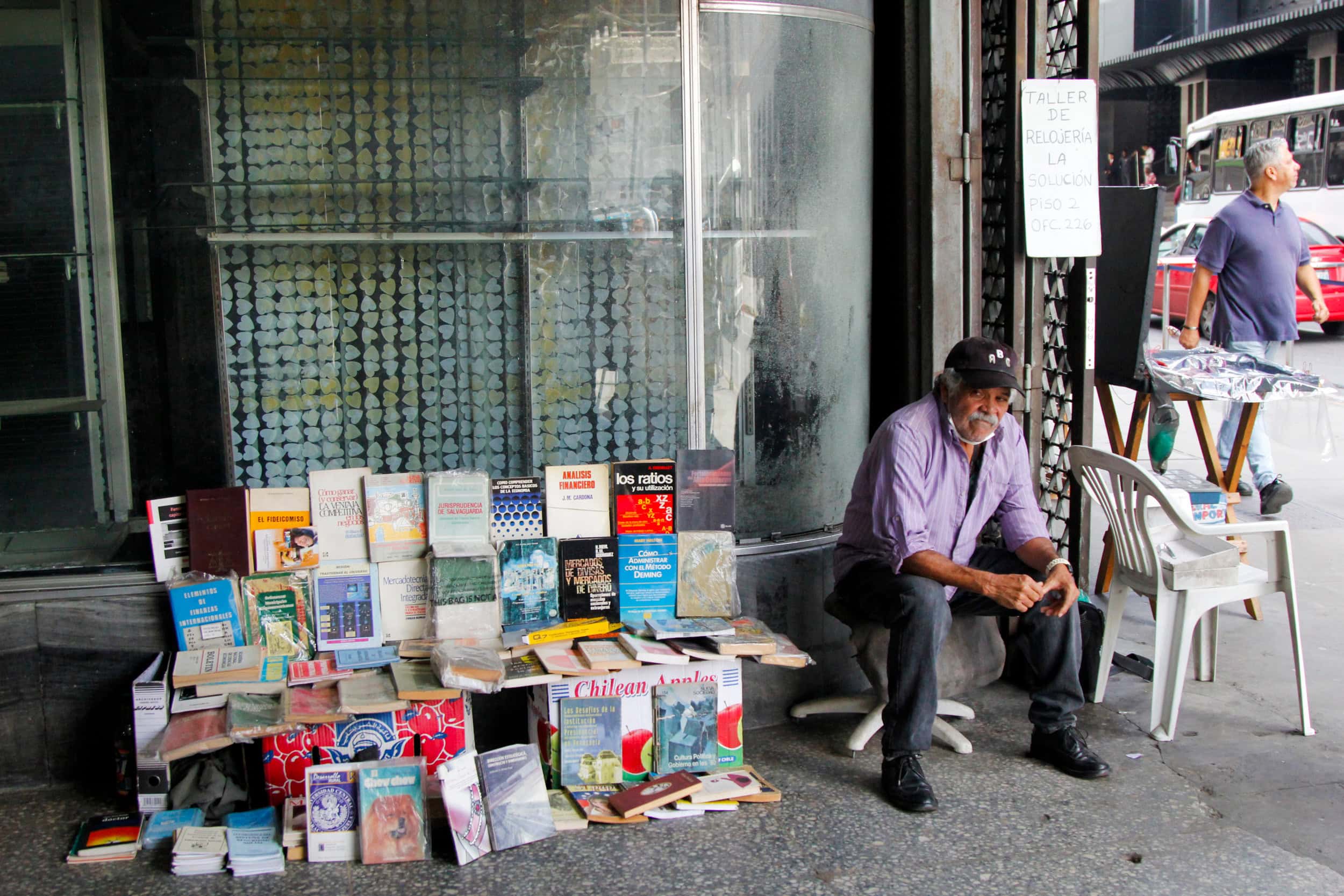 Emprendedores fomentan la lectura con libros a bajo costo para celebrar este 23 de abril 