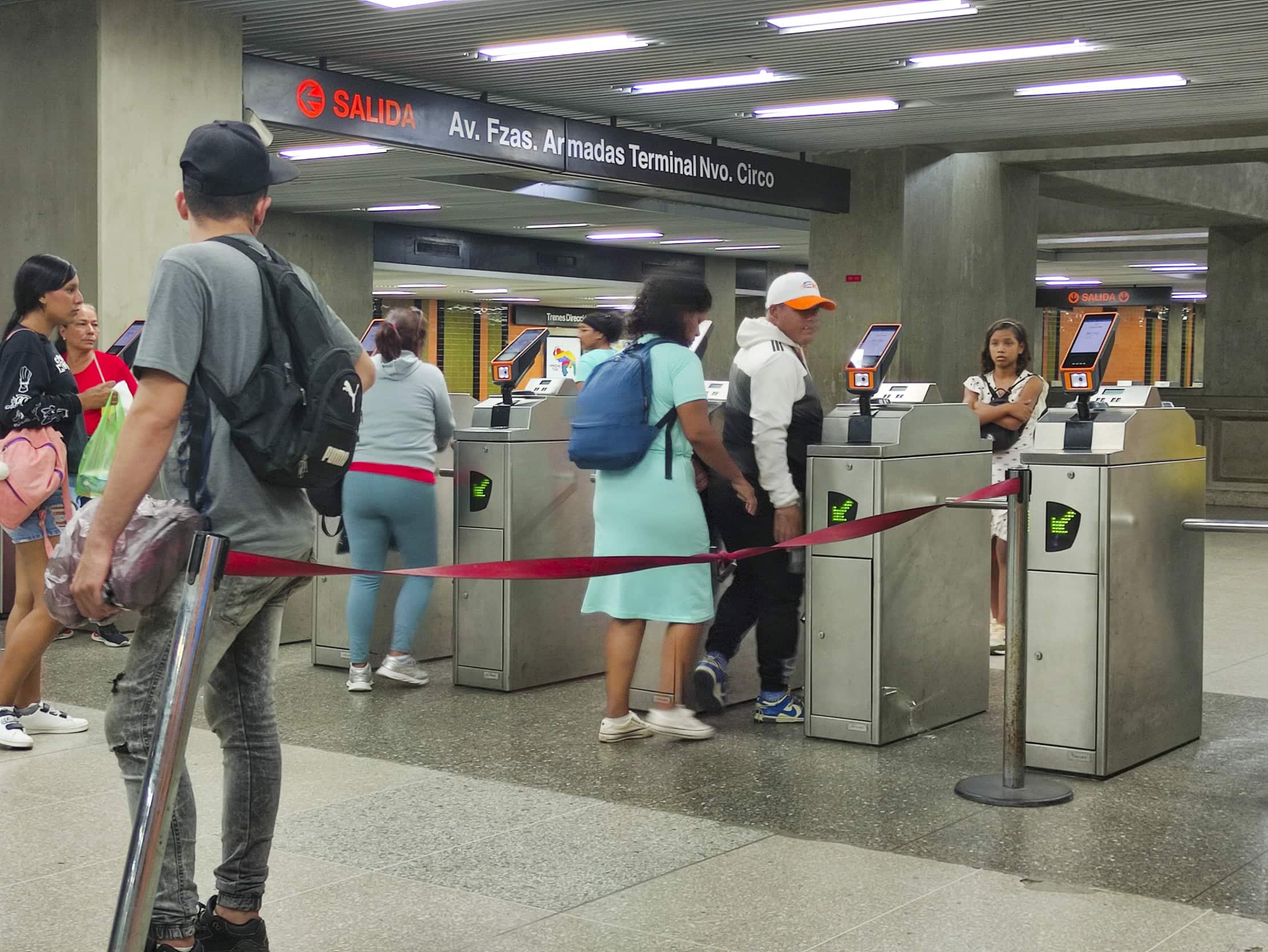 maquinas, entrada, metro de caracas, estación, personas
